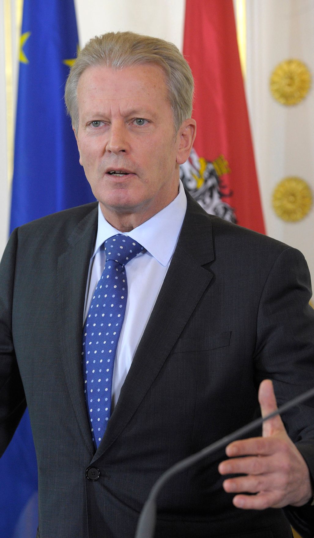Wissenschaftsminister Reinhold Mitterlehner beim Pressefoyer nach dem Ministerrat am 25. März 2014.