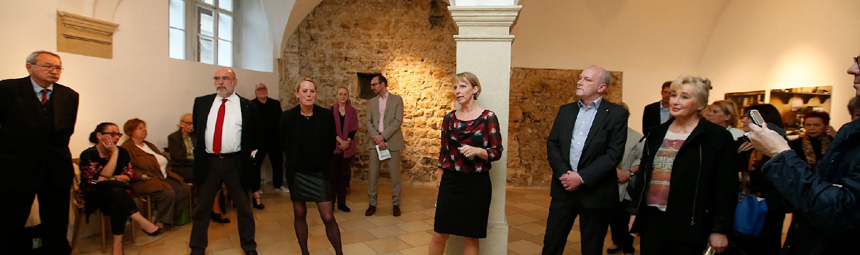 Am 15. April 2015 eröffnete Bereichsleiterin im Bundeskanzleramt, Nicole Bayer die Ausstellung "14 x 14 - Vermessung des Donauraumes. Positionen aktueller Kunst. Momentaufnahmen" im Palais Porcia.