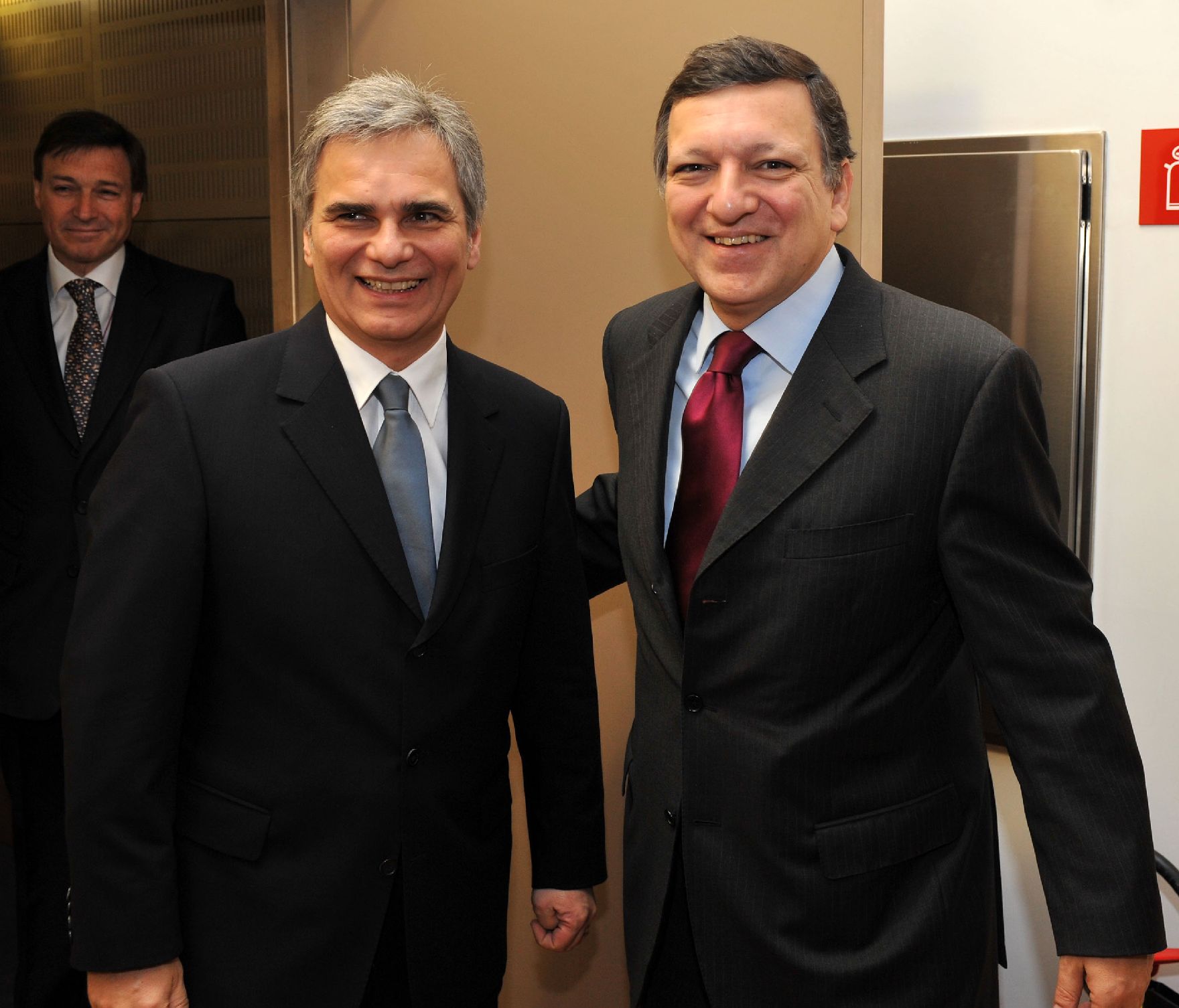 Donnerstag, den 11. Dezember 2008 traf Österreichs Bundeskanzler Werner Faymann (L) in Brüssel, Belgien im Vorfeld der Wintertagung des Europäischen Rates der EU-Staats- und Regierungschefs und Außenminister mit EU-Kommisssionspräsident José Manuel Durao Barroso (R) zu einem Vieraugengespräch zusammen.