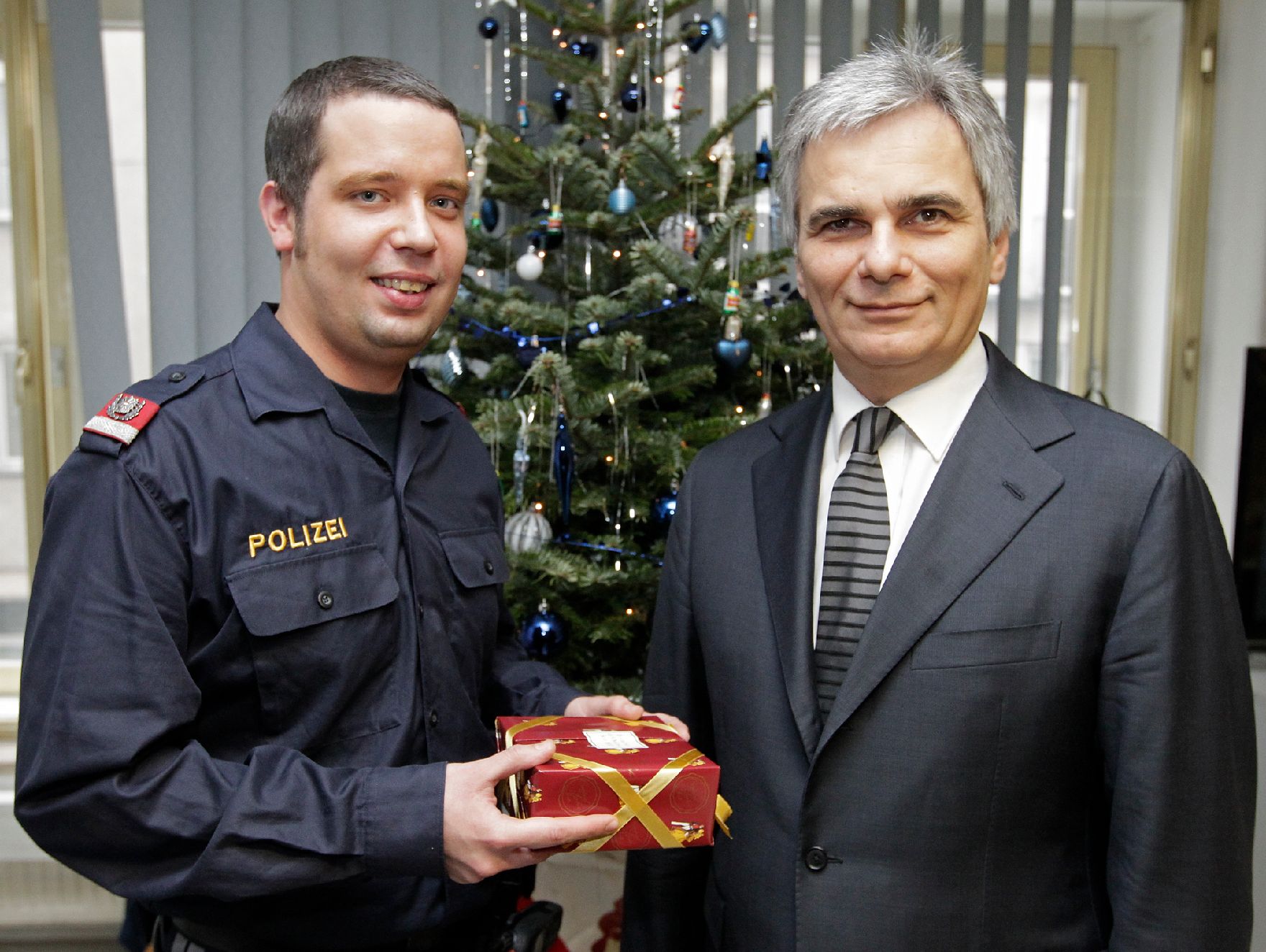 Am 25. Dezember 2010 besuchte Bundeskanzler Werner Faymann (R) die Mitarbeiterinnen und Mitarbeiter der Polizeidienststelle auf der Brandstätte in der Wiener Innenstadt.