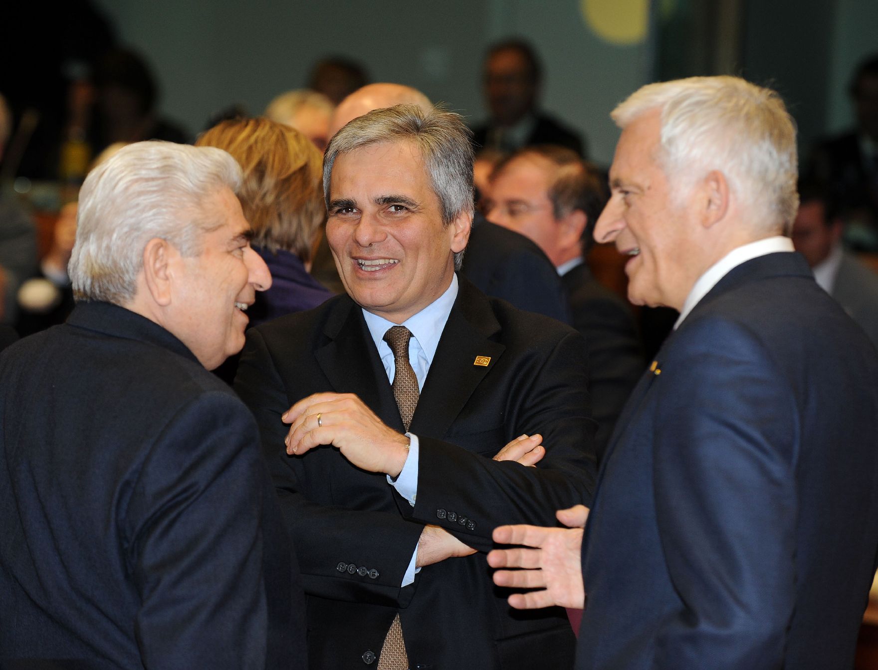 Donnerstag, den 16. Dezember 2010 fand in Brüssel, Belgien die Sitzung des Europäischen Rates der EU-Staats- und Regierungschefs statt. Im Bild Bundeskanzler Werner Faymann (M) mit dem EU-Parlamentspräsidenten Jerzy Buzek (R) und Zyperns Staatspräsidenten Demetris Christofias (L).