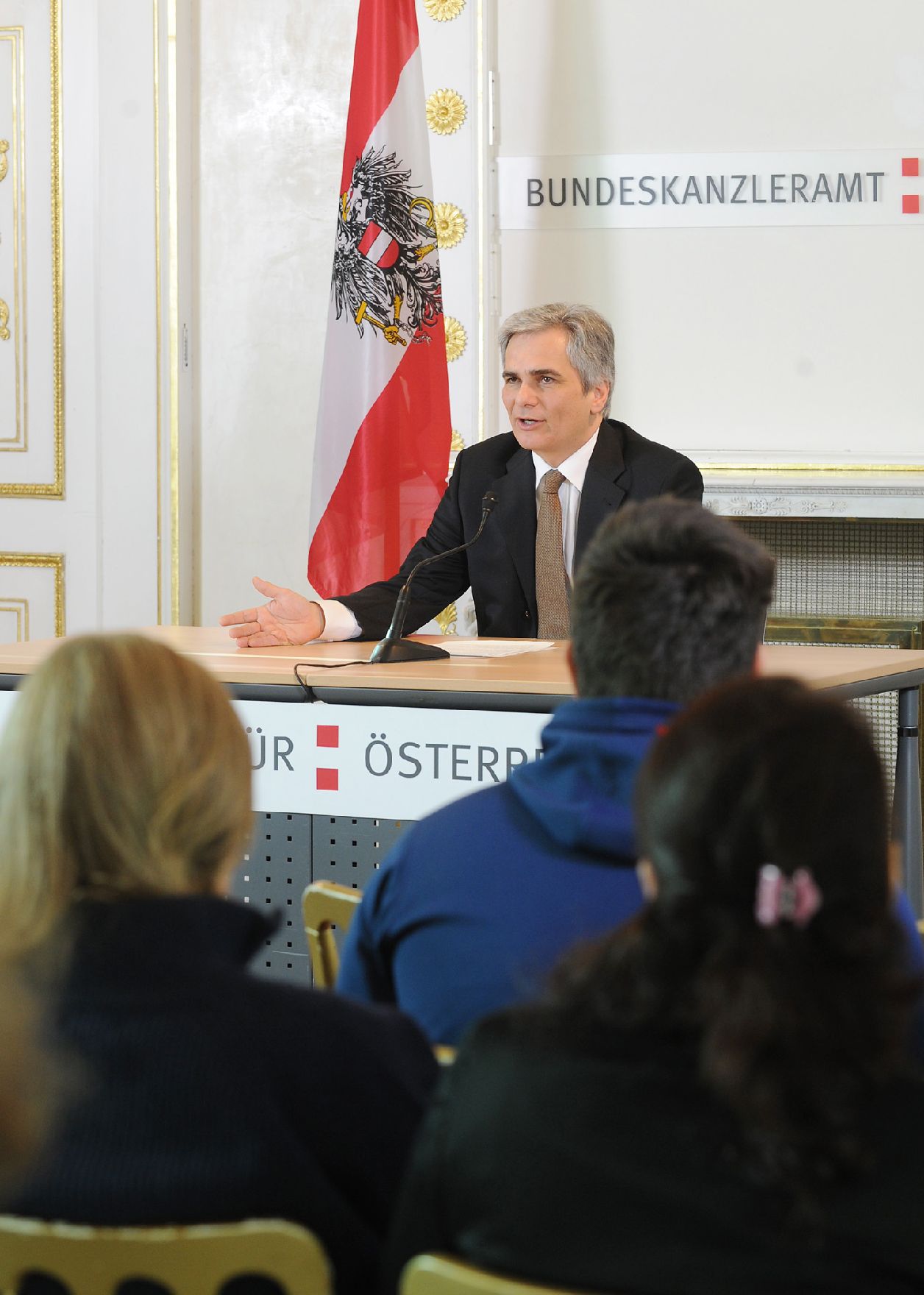 Bundeskanzler Werner Faymann beim Pressefoyer nach dem Ministerrat am 7. Dezember 2010 im Bundeskanzleramt.