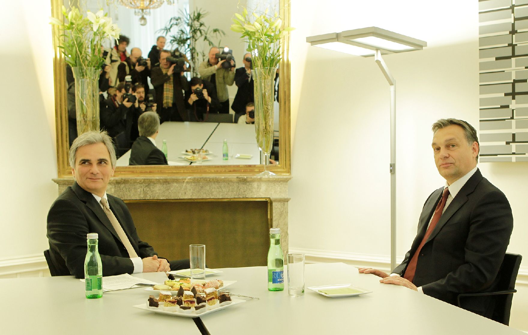 Am 14. Dezember 2010 empfing Bundeskanzler Werner Faymann (l.) den Ministerpräsidenten der Republik Ungarn, Viktor Orban (r.), zu einem Arbeitsgespräch im Bundeskanzleramt.
