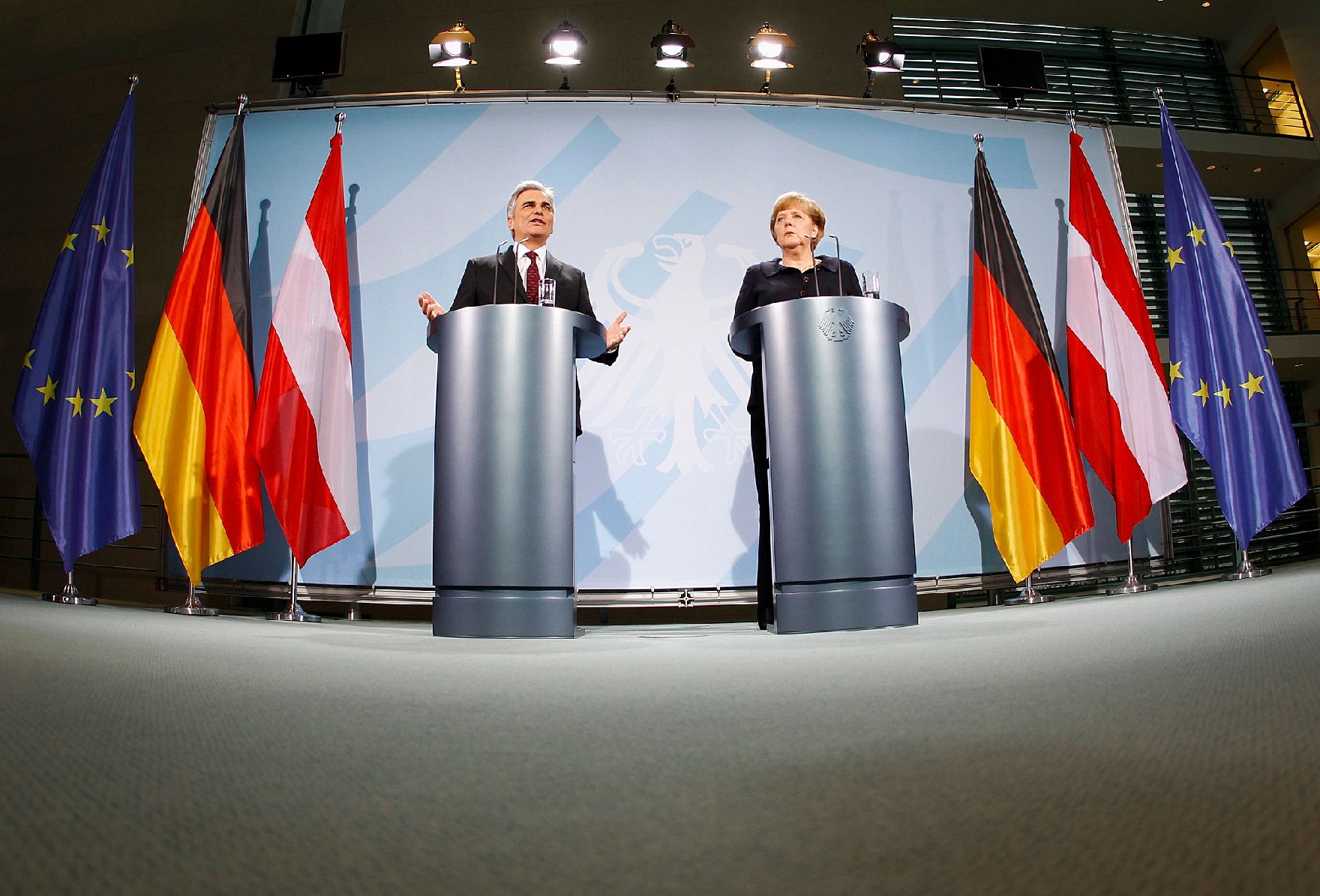 Am 2. Dezember 2011 reiste der Österreichische Bundeskanzler zu einem Arbeitsgespräch mit der deutschen Bundeskanzlerin nach Berlin. Im Bild Bundeskanzler Werner Faymann (l.) mit seiner deutschen Amtskollegin Angela Merkel (r.) bei der gemeinsamen Pressekonferenz.