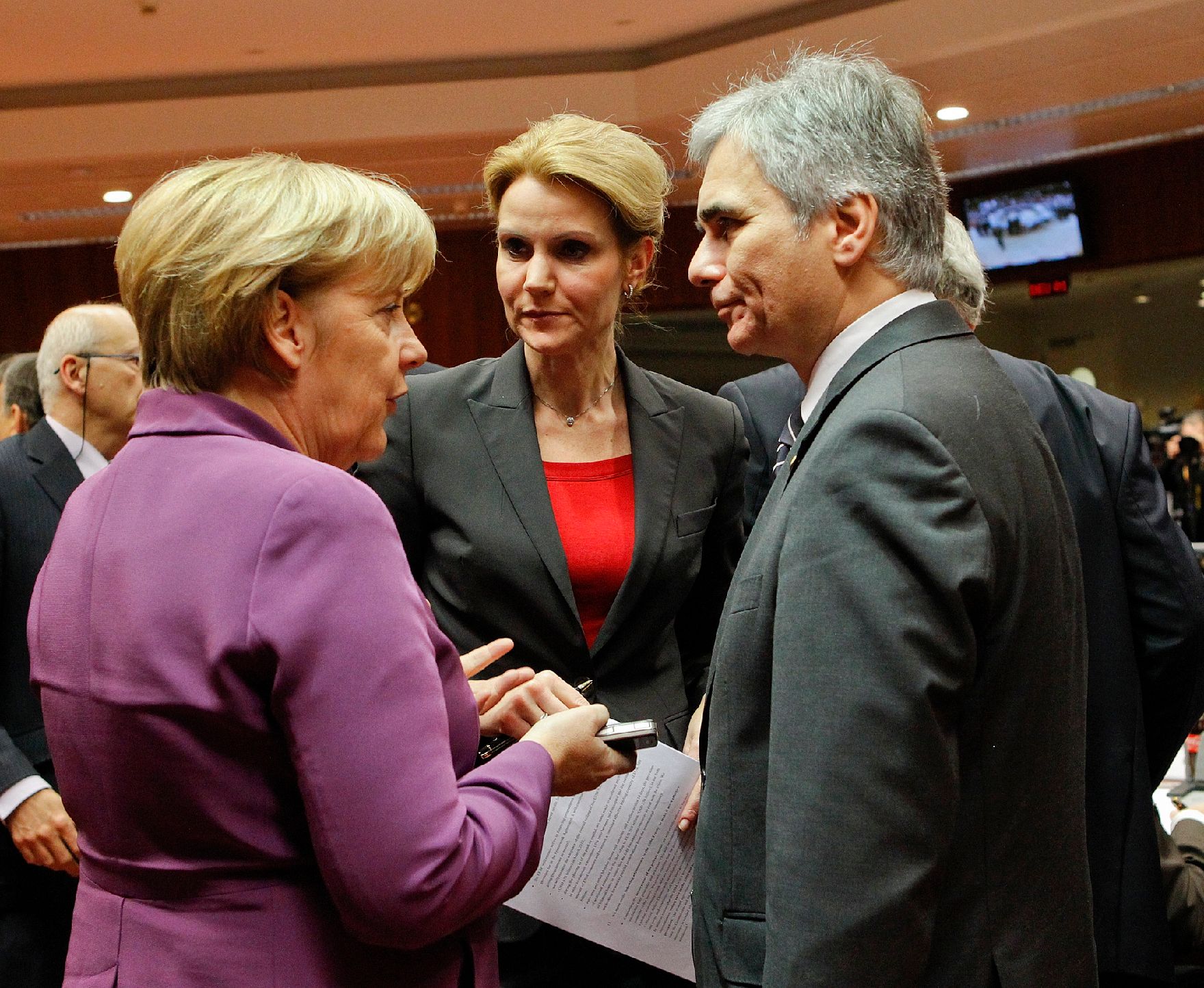 Am 9. Dezember 2011 endete in Brüssel der zweitägige Europäische Rat der EU-Staats- und Regierungschefs. Im Bild Bundeskanzler Werner Faymann (r.) mit der deutschen Bundeskanzlerin Angela Merkel (l.) und der dänischen Premierministerin Hellen Thorning-Schmidt (m.).