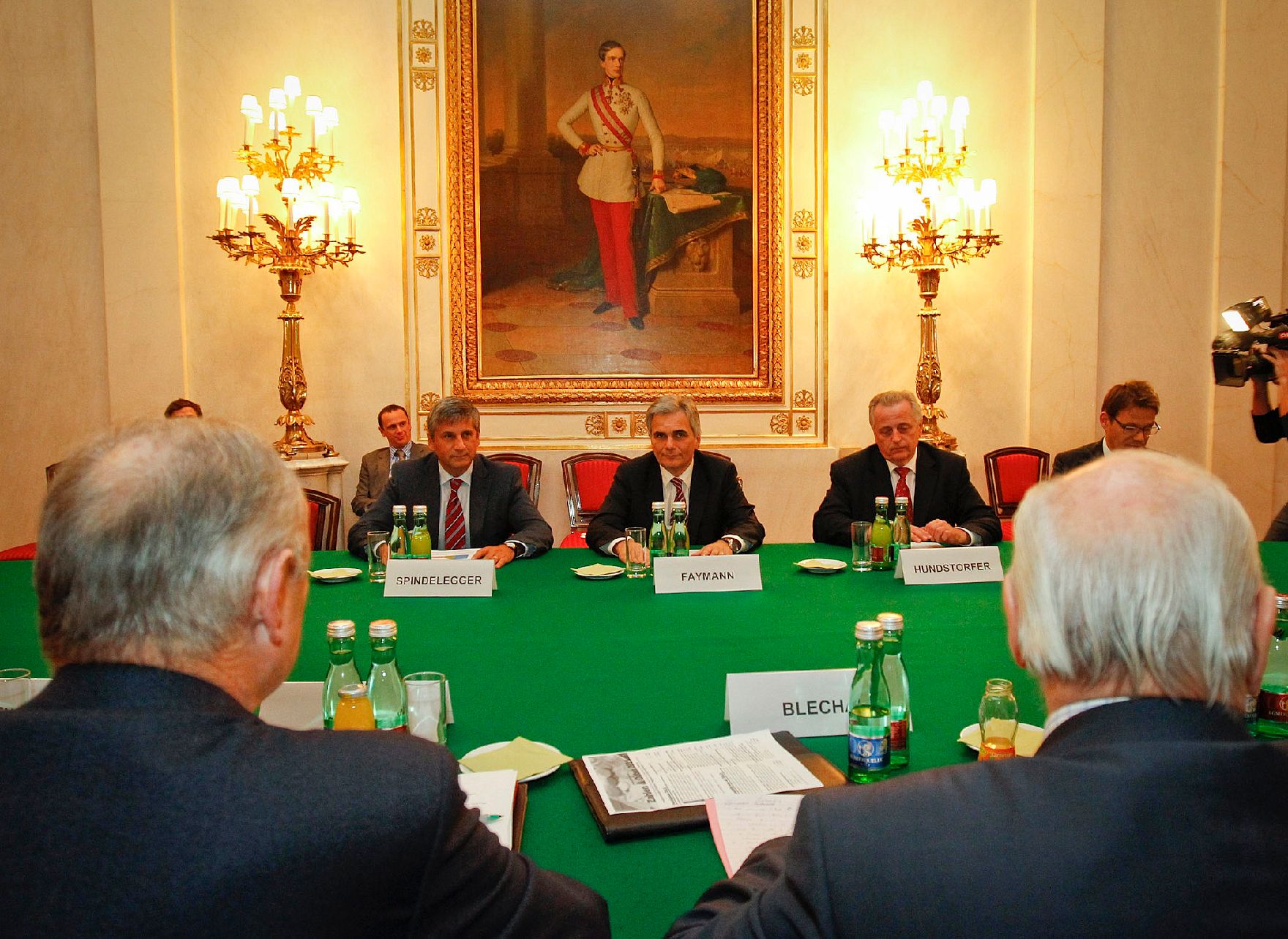 Am 14. November 2011 traf der Bundeskanzler mit Seniorenvertretern zu einem Arbeitsgespräch im Bundeskanzleramt zusammen. Im Bild (v.l.n.r.) Außenminister und Vizekanzler Michael Spindelegger, Bundeskanzler Werner Faymann und Sozialminister Rudolf Hundstorfer.