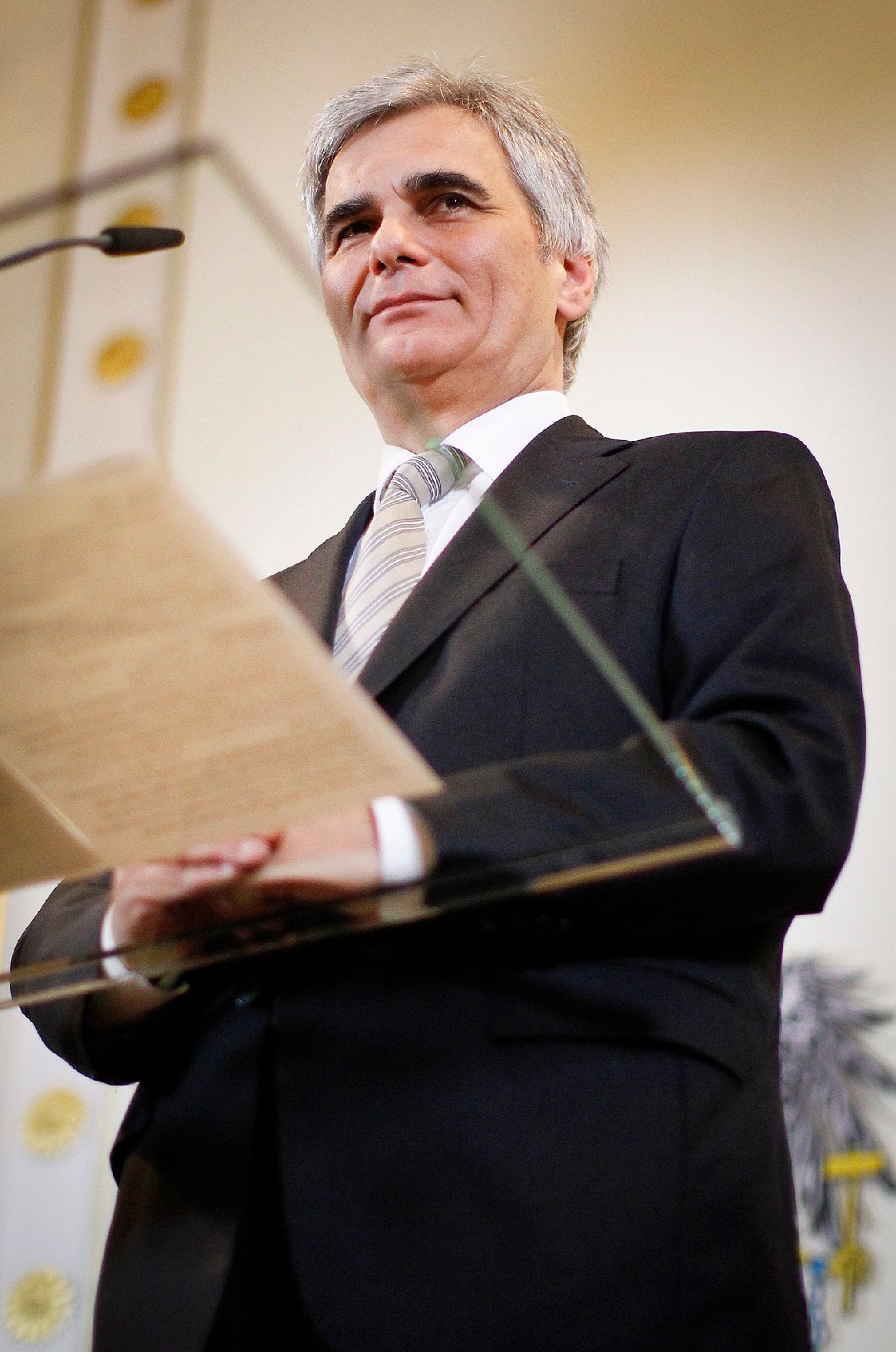 Bundeskanzler Werner Faymann beim Pressefoyer nach dem Ministerrat am 27. November 2012 im Bundeskanzleramt.