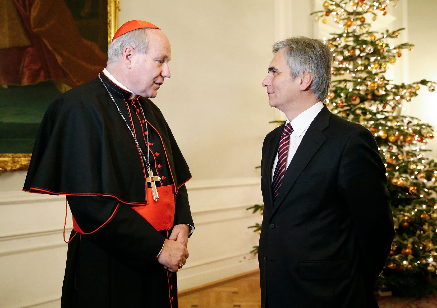 Am 11. Dezember 2012 lud der Bundeskanzler religiöse Vertreter zu einem Adventempfang in das Bundeskanzleramt. Im Bild Bundeskanzler Werner Faymann (r.) mit Kardinal Christoph Schönborn (l.).