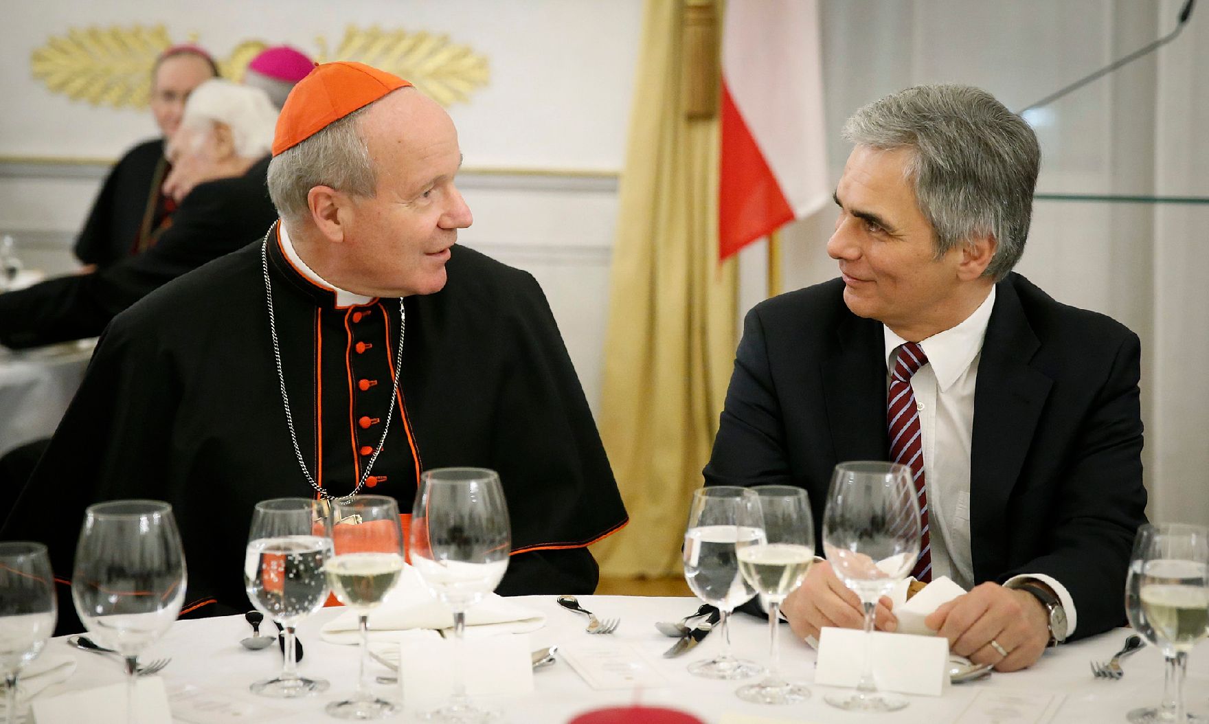 Am 11. Dezember 2012 lud der Bundeskanzler religiöse Vertreter zu einem Adventempfang in das Bundeskanzleramt. Im Bild Bundeskanzler Werner Faymann (r.) mit Kardinal Christoph Schönborn (l.).