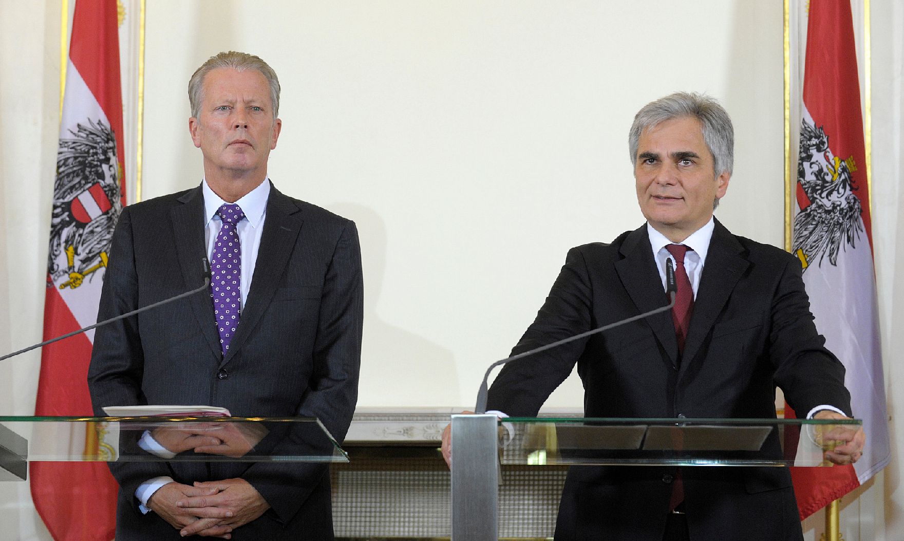 Bundeskanzler Werner Faymann (r.) mit Vizekanzler und Bundesminister Reinhold Mitterlehner (l.) beim Pressefoyer nach dem Ministerrat am 18. November 2014.