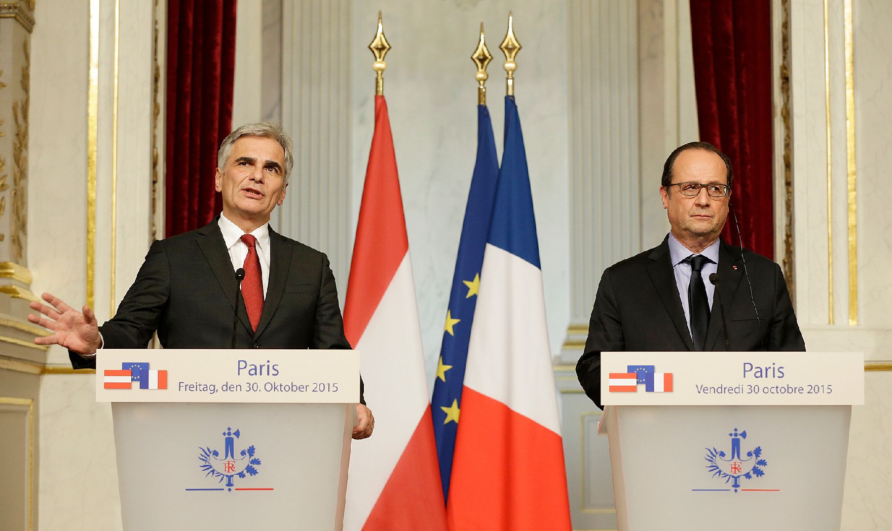 Am 30. Oktober 2015 traf Bundeskanzler Werner Faymann (l.) den französischen Staatspräsidenten François Hollande (r.) im Rahmen eines Arbeitsbesuchs in Paris. Im Anschluss fand eine Pressekonferenz statt.