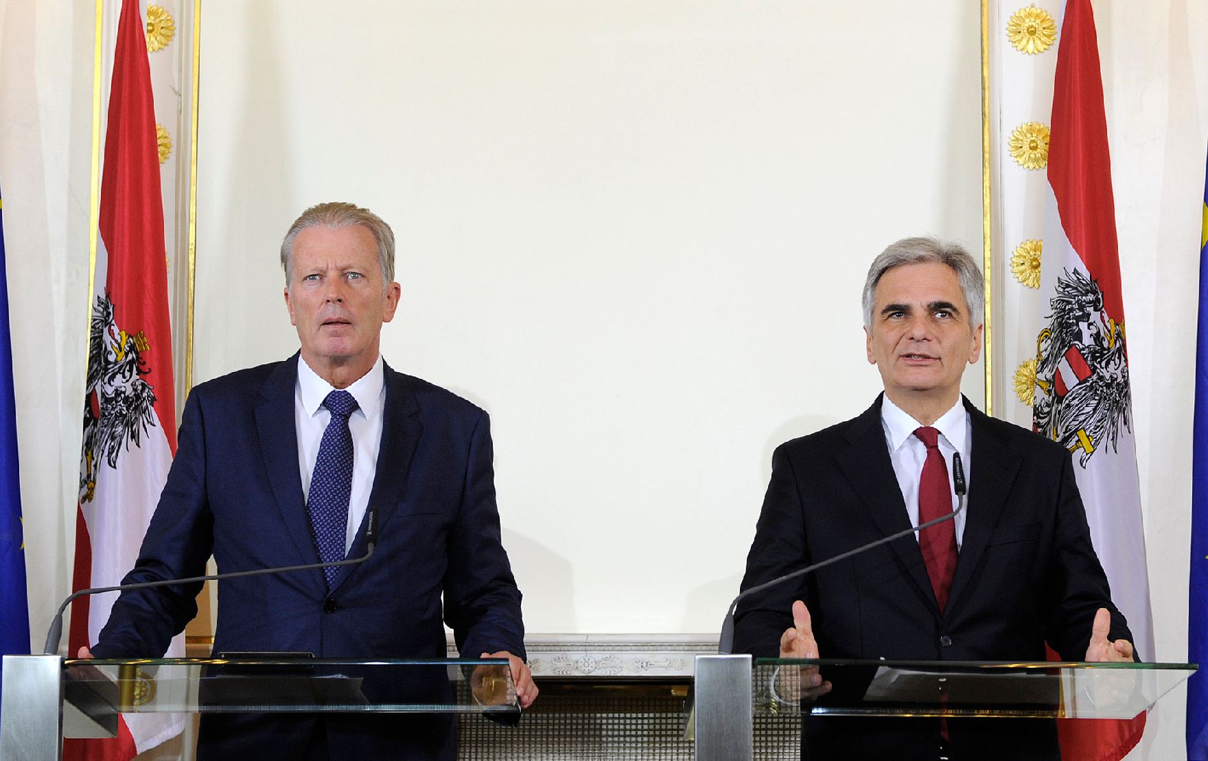 Bundeskanzler Werner Faymann (r.) mit Vizekanzler und Bundesminister Reinhold Mitterlehner (l.) beim Pressefoyer nach dem Ministerrat am 3. November 2015. 