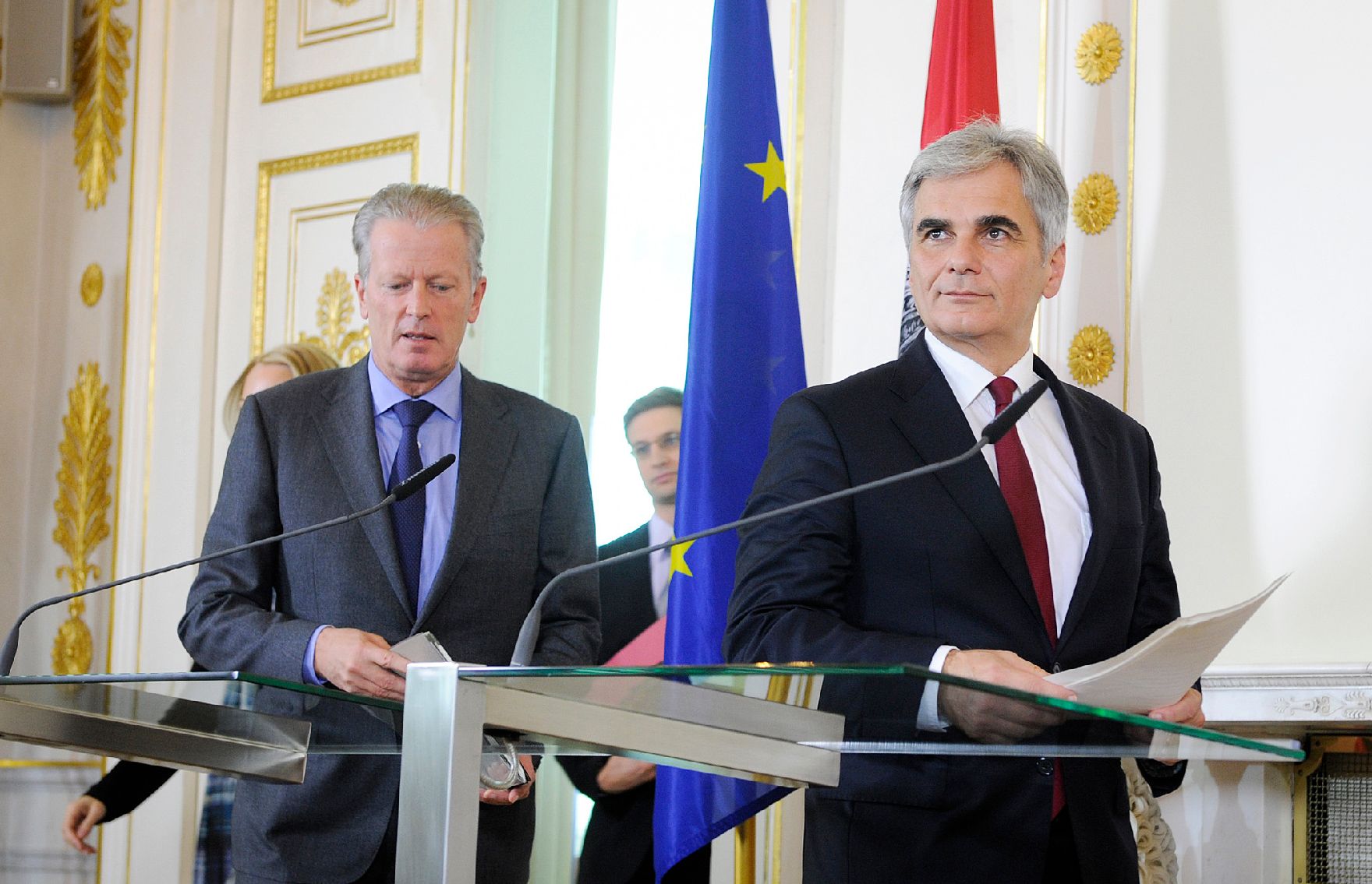 Bundeskanzler Werner Faymann (r.) mit Vizekanzler und Bundesminister Reinhold Mitterlehner (l.) beim Pressefoyer nach dem Ministerrat am 10. November 2015.