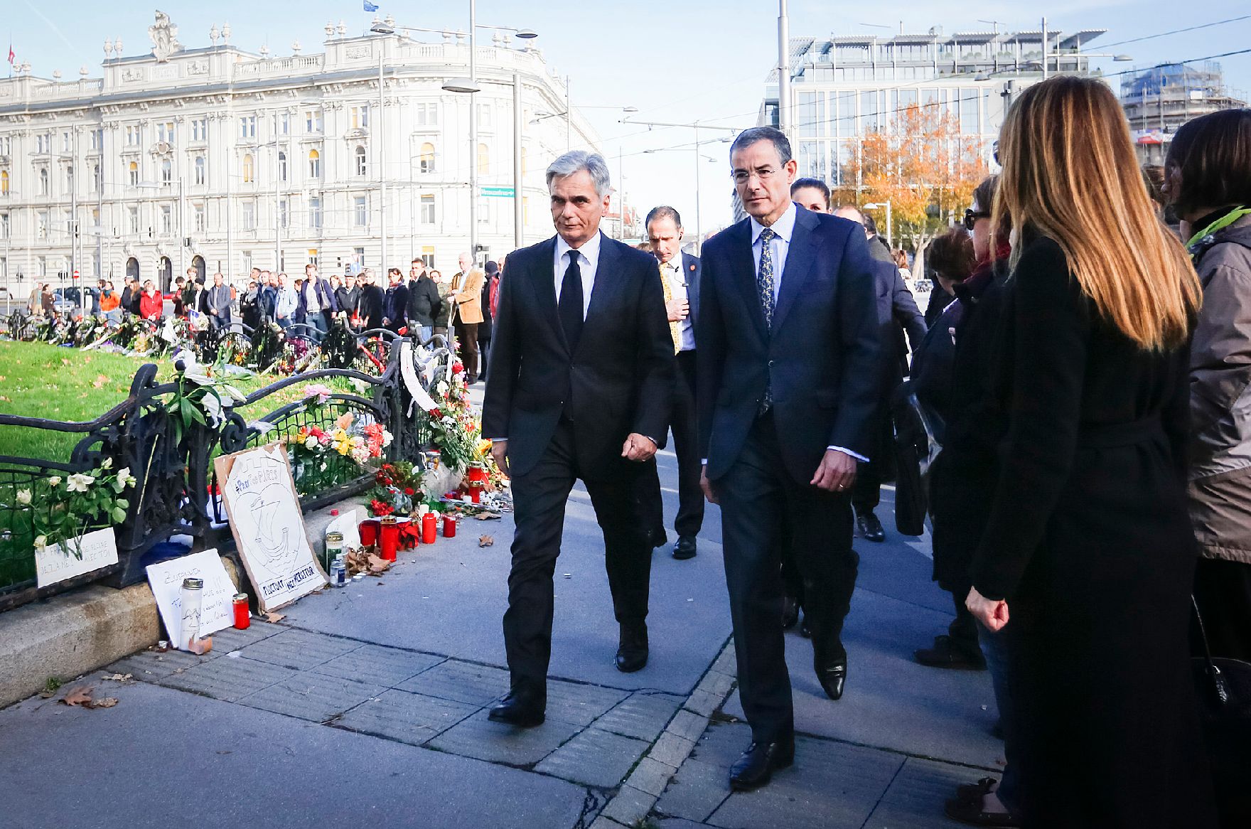 Am 16. November 2015 nahm Bundeskanzler Werner Faymann (l.) gemeinsam mit dem französischen Botschafter Pascal Teixeira da Silva (r.) vor der französischen Botschaft in Wien an der Veranstaltung zum Gedenken an die Opfer der Anschläge in Paris teil.