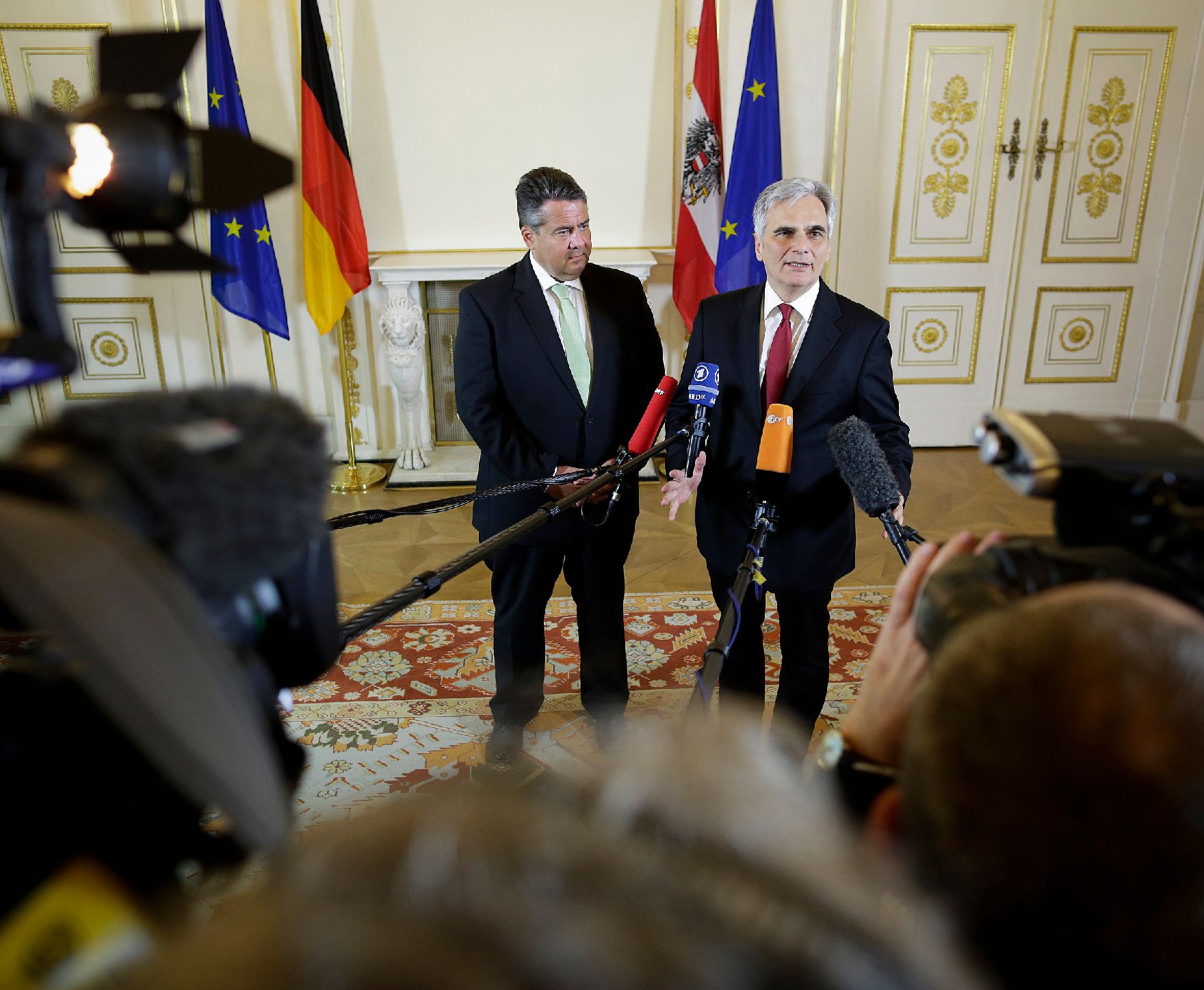 Am 8. April 2016 gaben Bundeskanzler Werner Faymann (r.) und der deutsche Vizekanzler Sigmar Gabriel (l.) Pressestatements im Bundeskanzleramt.