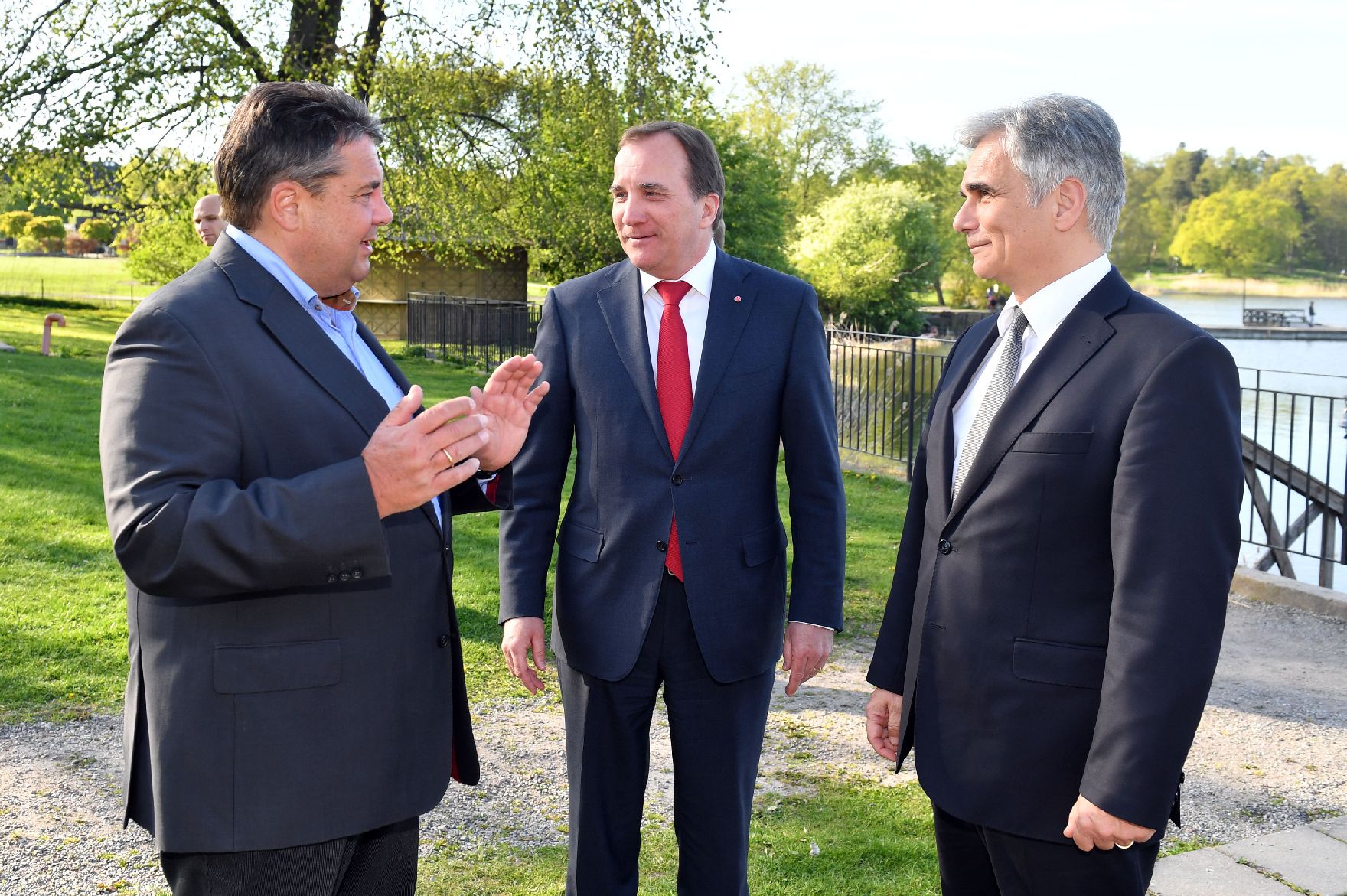 Am 8. Mai 2016 fand ein Treffen von Bundeskanzler Werner Faymann (r.) mit dem schwedischen Ministerpräsidenten Stefan Löfven (m.) und dem deutschen Vizekanzler Sigmar Gabriel (l.) in Stockholm statt.