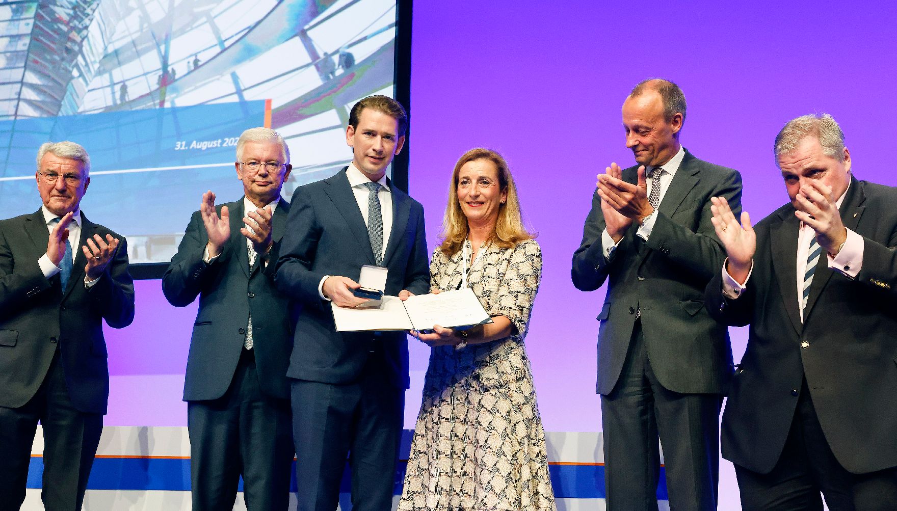 Am 31. August 2021 nahm Bundeskanzler Sebastian Kurz (3.v.l.) im Rahmen seines Arbeitsbesuchs in Berlin an der Verleihung der Ludwig-Erhard-Gedenkmünze vom Wirtschaftsrat Deutschland teil.