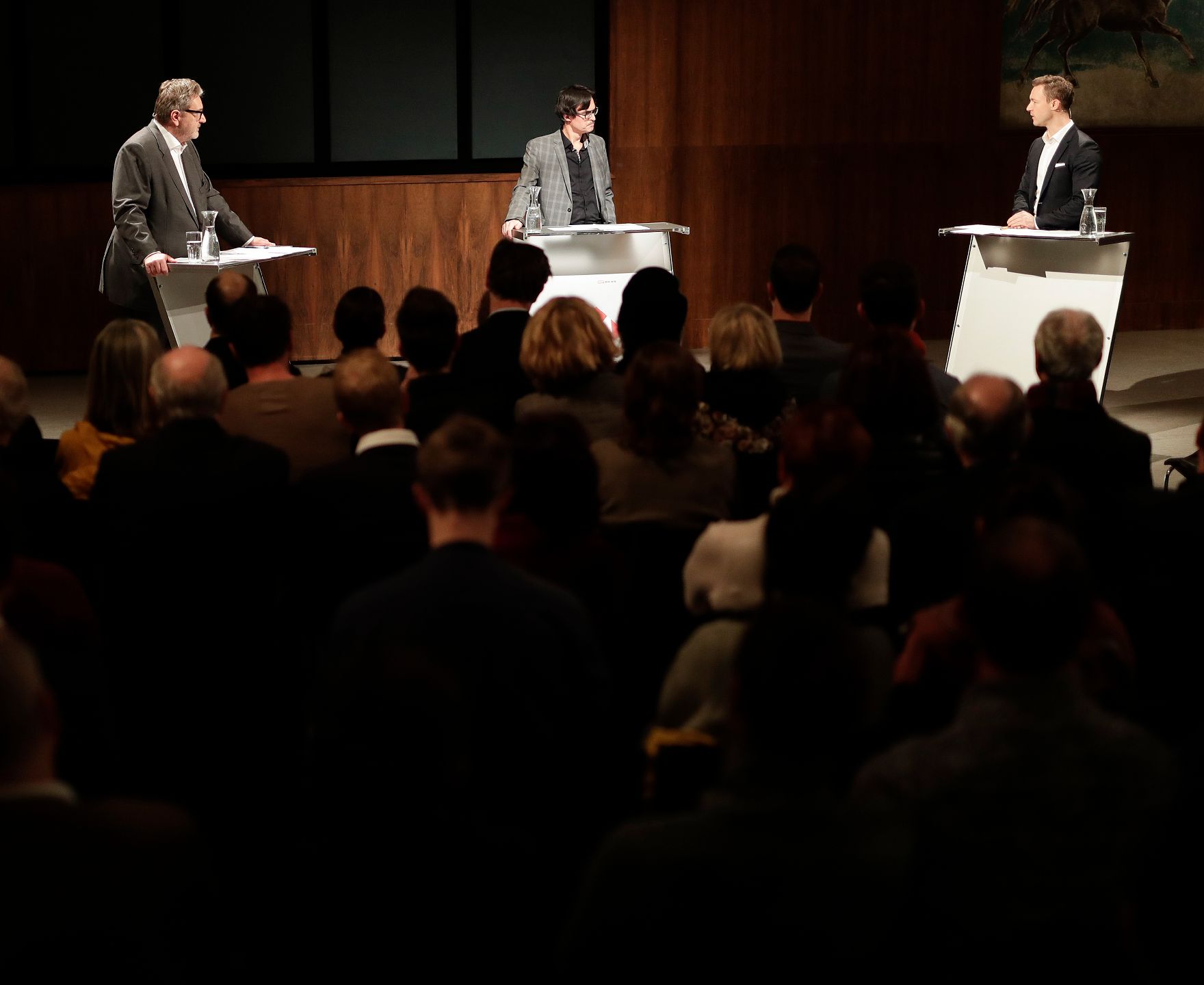 Am 30. Jänner 2019 nahm Bundesminister Gernot Blümel (r.) an der Ö1 Klartext Diskussion teil. Im Bild mit dem Stadtrat Peter Hacker (l.) und dem Moderator Klaus Webhofer (m.).