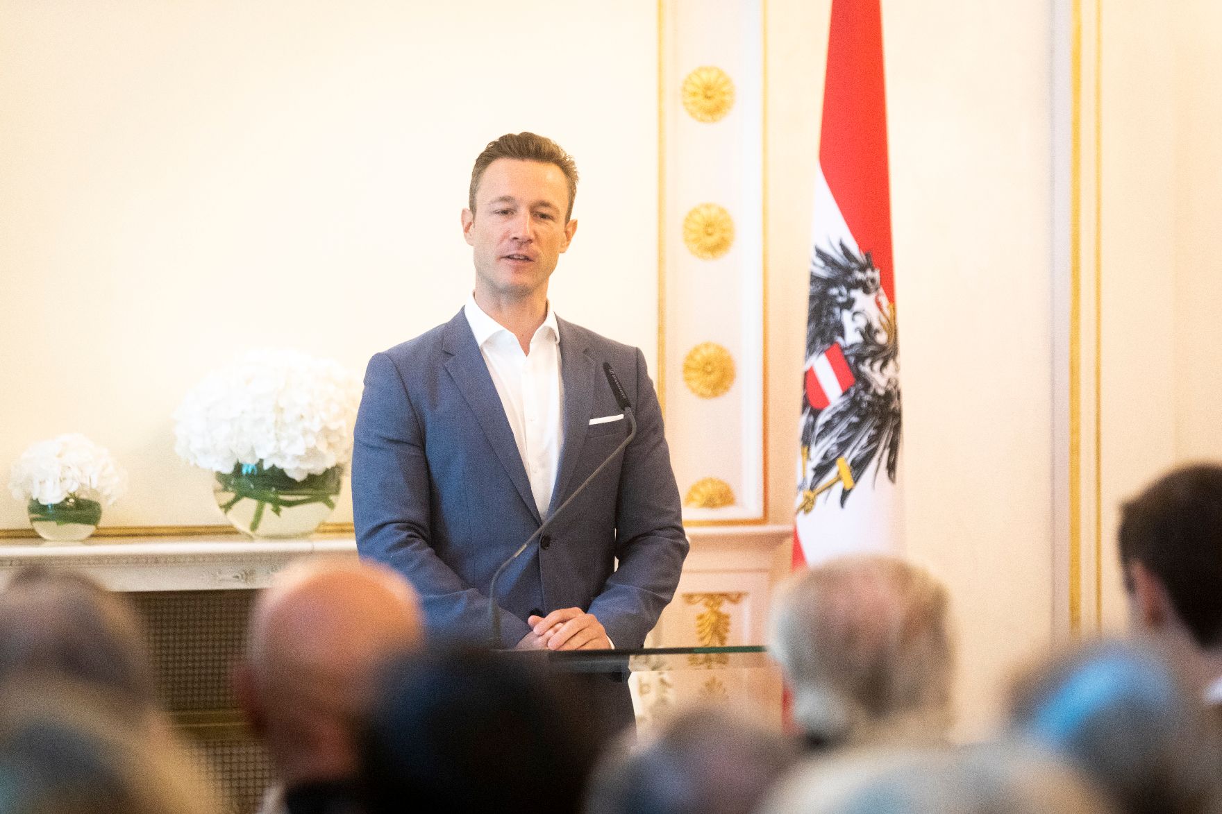 Am 10. September 2018 überreichte Bundesminister Gernot Blümel (im Bild) das Große Ehrenzeichen für Verdienste um die Republik Österreich an Karl Spiehs.