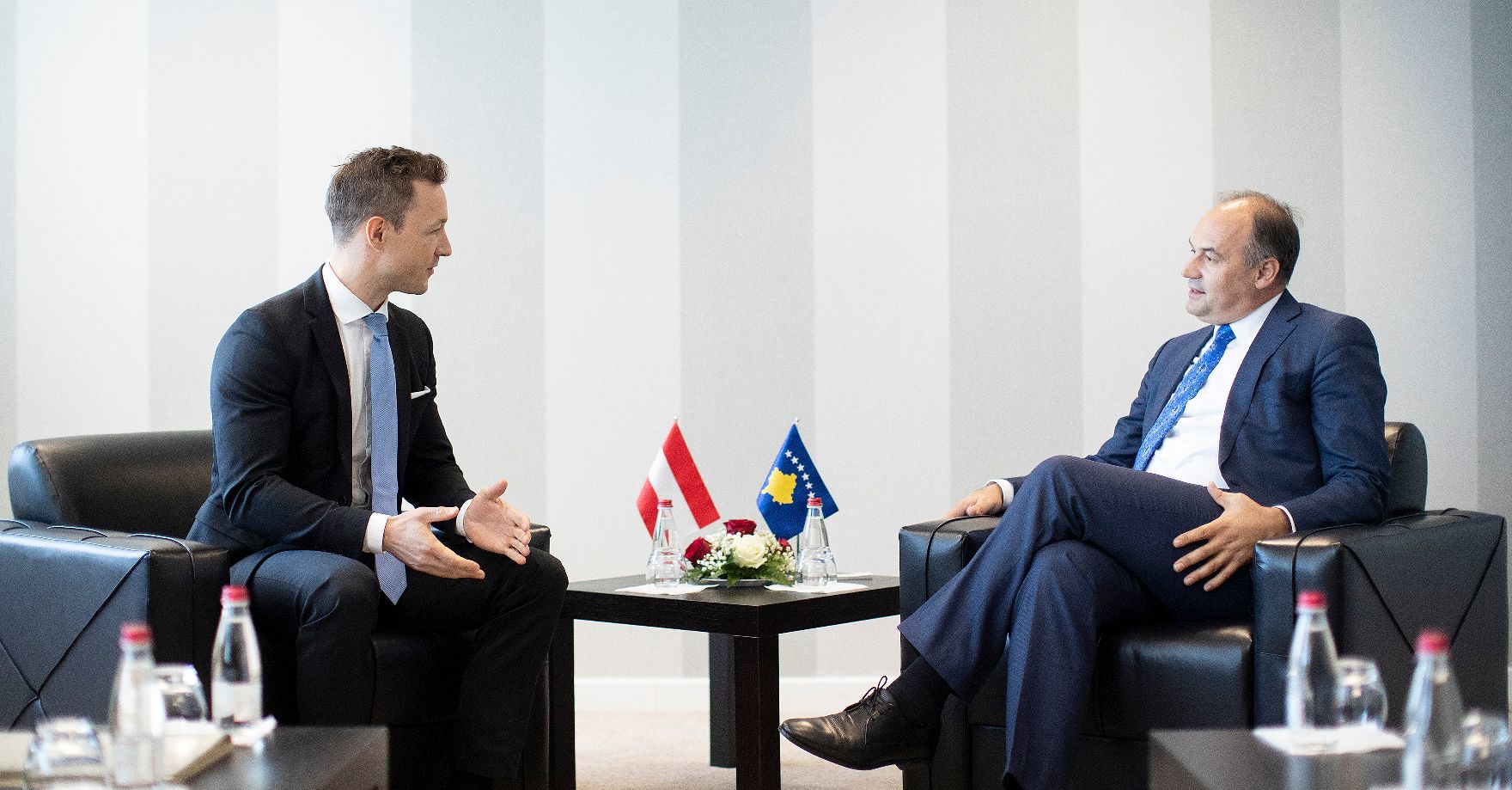 Am 27. September 2018 reiste Bundesminister Gernot Blümel (l.) in den Kosovo. Im Bild beim Treffen mit dem stellvertretenden Premierminister der Republik Kosovo Enver Hoxhaj (r.).