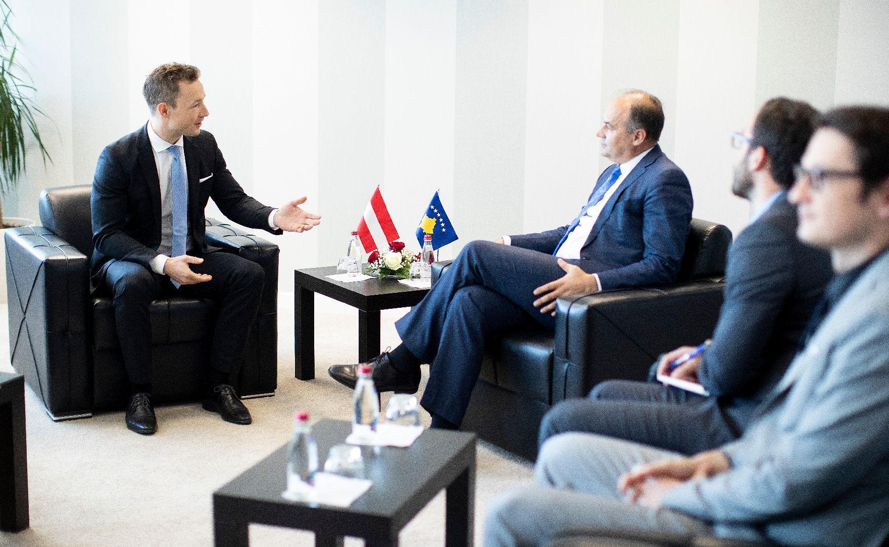 Am 27. September 2018 reiste Bundesminister Gernot Blümel (l.) in den Kosovo. Im Bild beim Treffen mit dem stellvertretenden Premierminister der Republik Kosovo Enver Hoxhaj (2.v.l.).