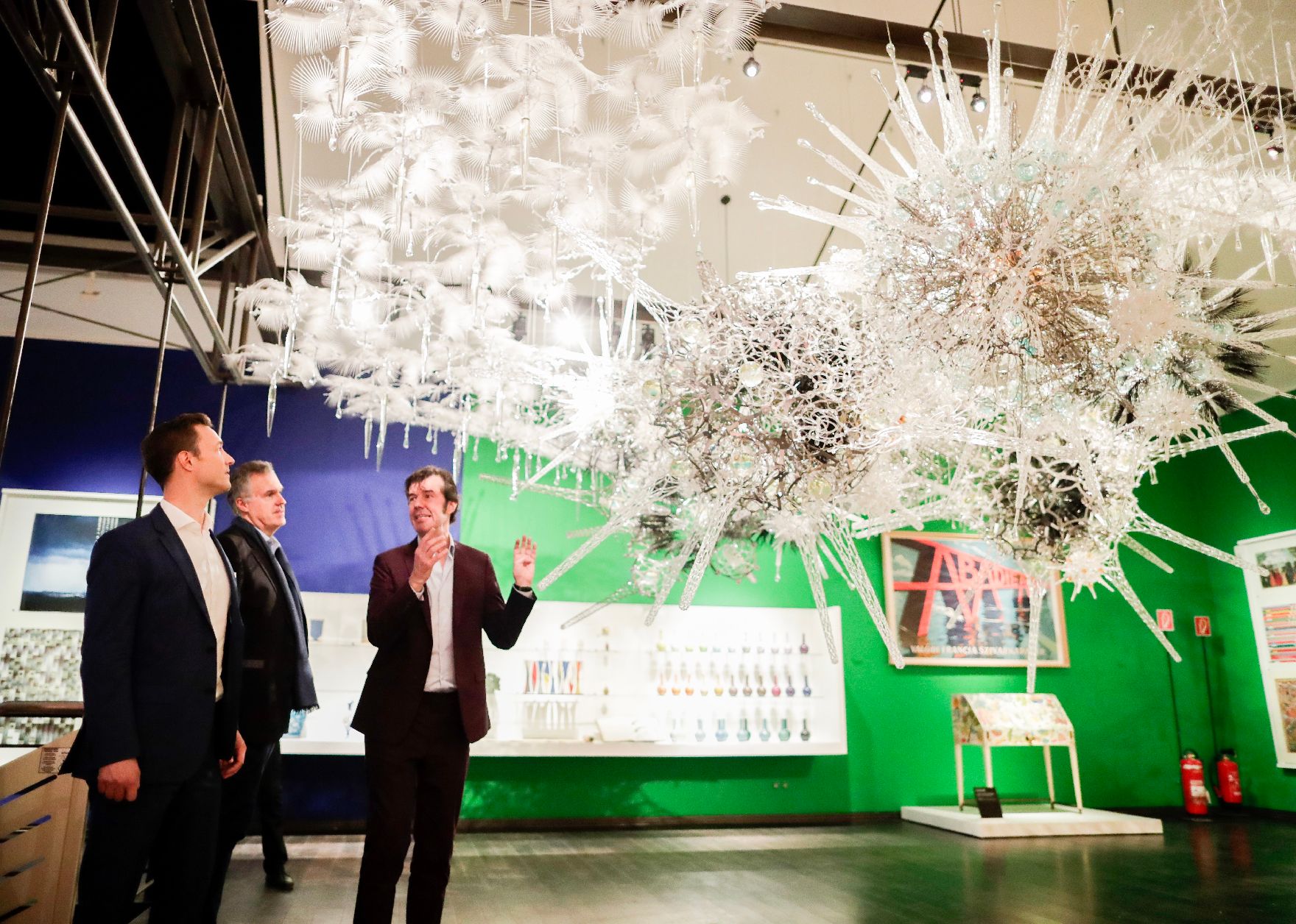 Am 23. Oktober 2018 nahm Bundesminister Gernot Blümel (l.) an der Ausstellungseröffnung "SAGMEISTER & WALSH: Beauty" im Museum für angewandte Kunst teil. Im Bild mit Grafikdesigner Stefan Sagmeister (r.).