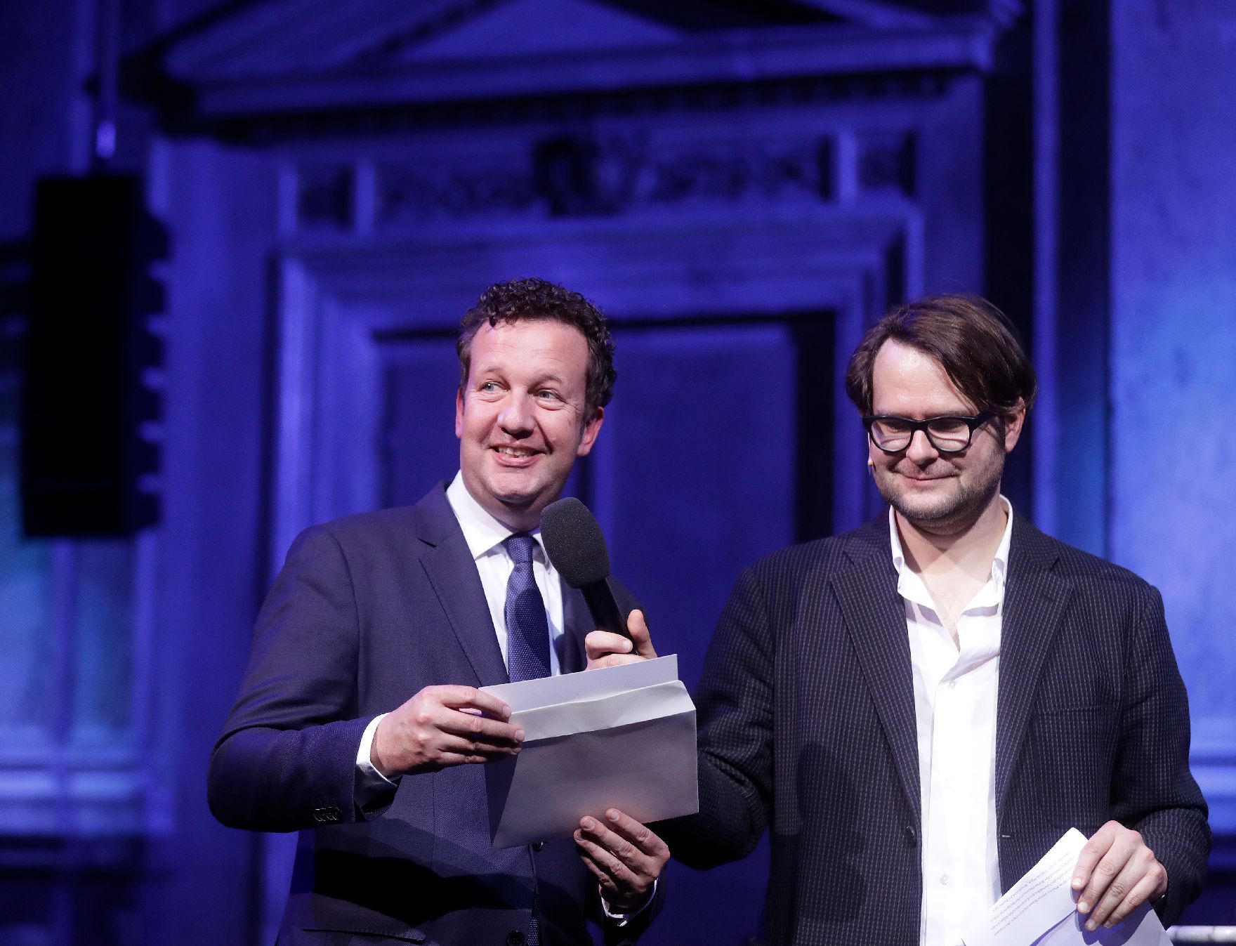 Am 5. November 2018 verlieh Bundesminister Gernot Blümel den "Österreichischen Buchpreis 2018" an Daniel Wisser. Im Bild der Moderator Philipp Hauß (r.).