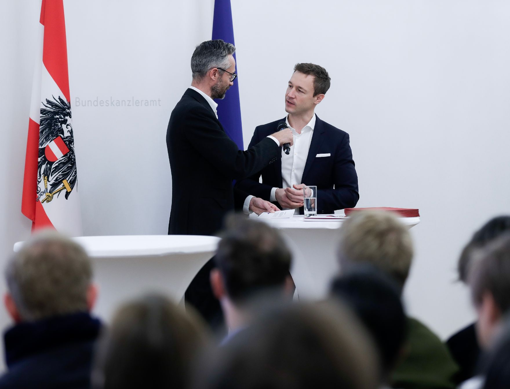Am 29. November 2018 nahm Bundesminister Gernot Blümel (r.) an der Verleihung der "outstanding artist awards" im Bundeskanzleramt teil.