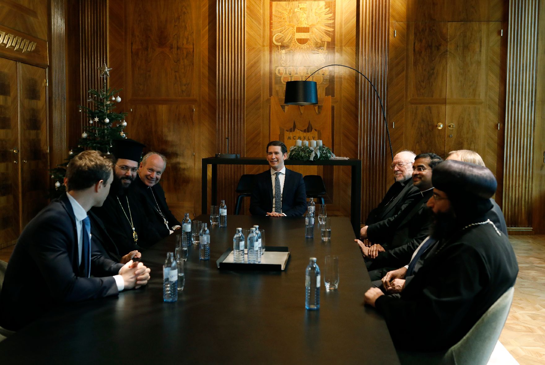 Am 4. Dezember 2018 empfingen Bundeskanzler Sebastian Kurz (m.) und Bundesminister Gernot Blümel (l.) Vertreter christlicher Religionen im Bundeskanzleramt.