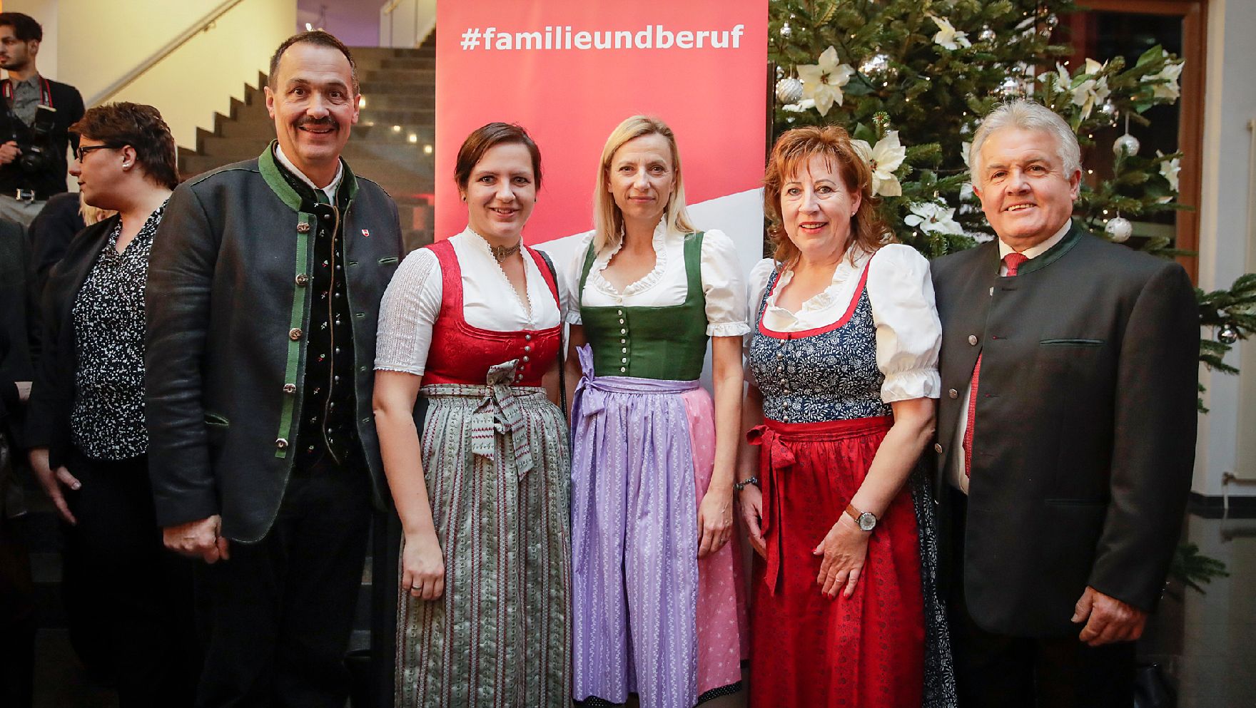 Am 29. November 2018 nahm Bundesministerin Juliane Bogner-Strauß (m.) an der feierlichen Verleihung des staatlichen Gütezeichens ‚familienfreundlichegemeinde‘ teil.