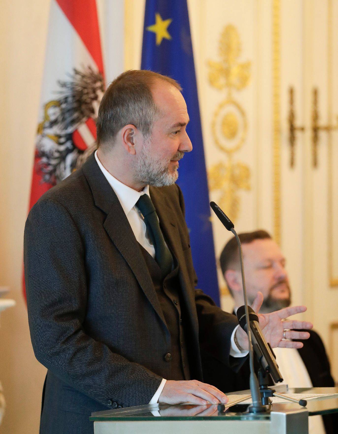 Am 14. Dezember 2017 überreichte Kunst- und Kulturminister Thomas Drozda (im Bild) das Österreichische Ehrenkreuz für Wissenschaft und Kunst an Rudolf Klausnitzer.