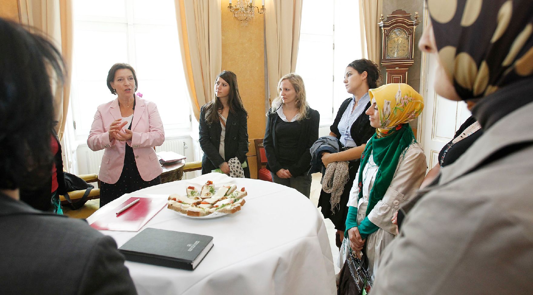 Empfang bei Frauenministerin Gabriele Heinisch-Hosek (L) zum Thema Frauenplattform Türkei - Österreich am 14. September 2010 im Bundeskanzleramt.