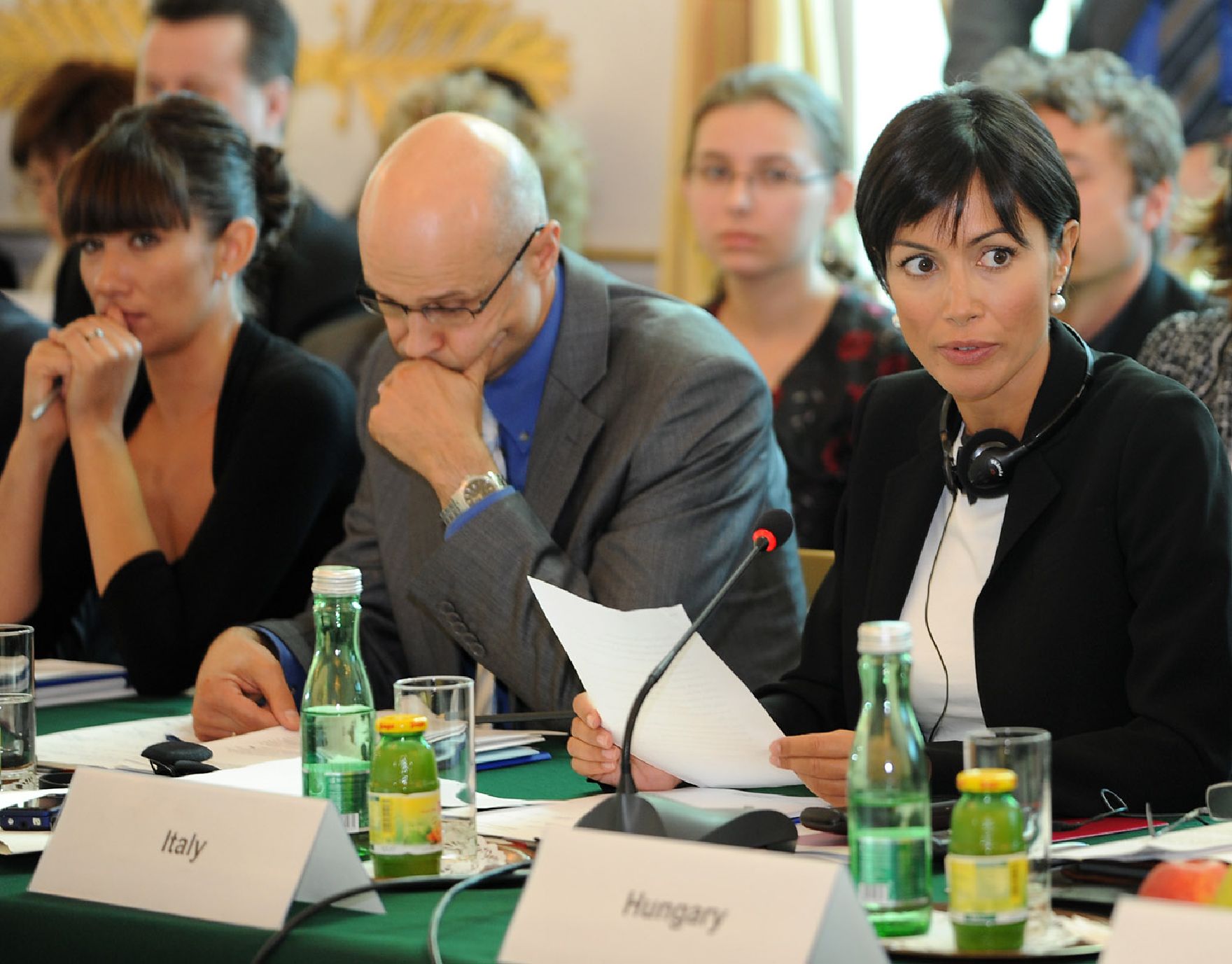 Am 20. September 2010 lud Frauenministerin Gabriele Heinisch-Hosek Regierungsvertreterinnen und -vertreter aller Nachbarstaaten Österreichs zu einem Roundtable-Gespräch zum Thema "Bekämpfung von Frauenhandel" ins Bundeskanzleramt.
