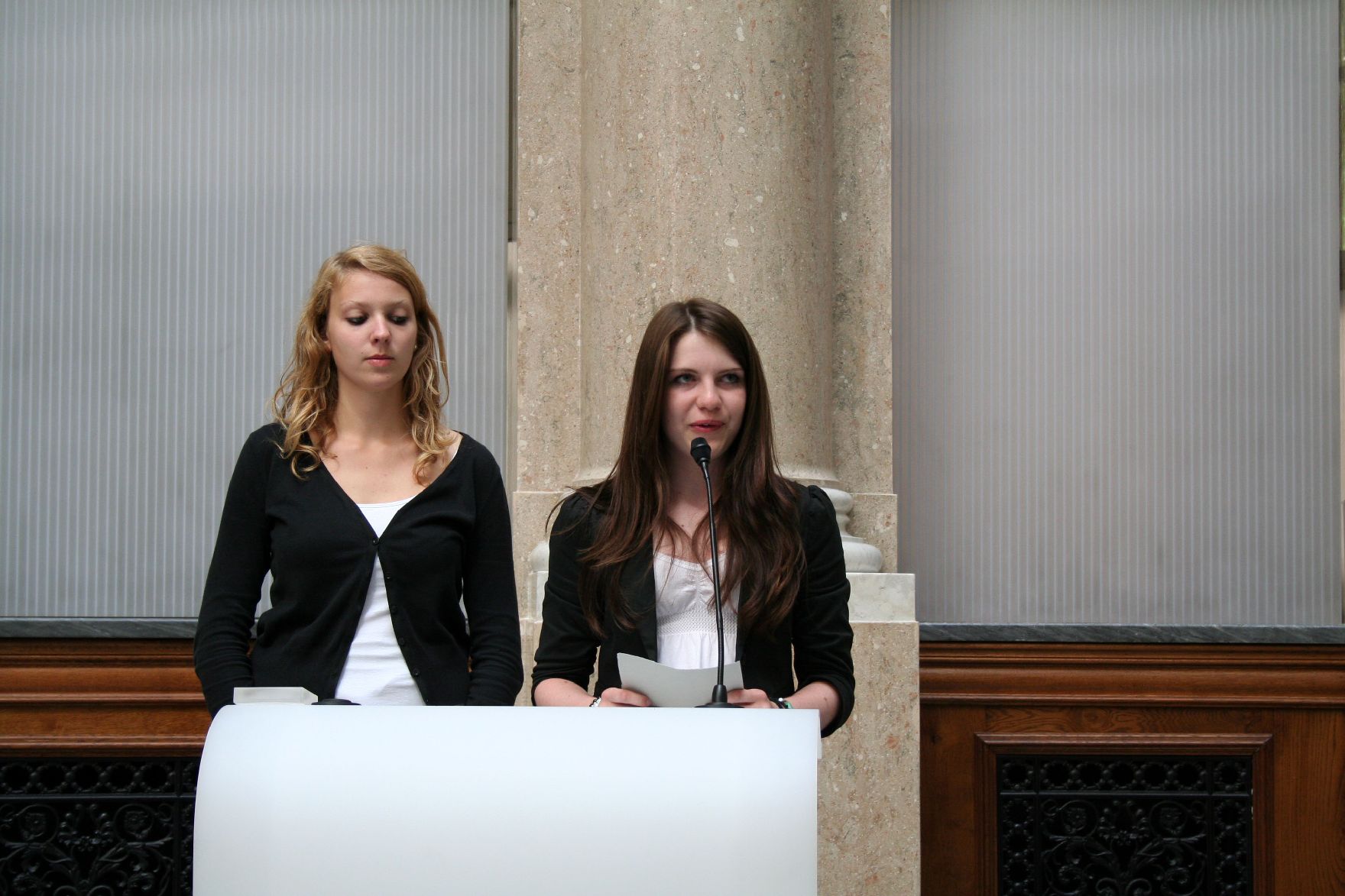 Am 20. und 21. Juni 2011 lud die Bioethikkommission zu einer Tagung zum Thema "Fortpflanzungsmedizin-Quo Vadis? Was will die Gesellschaft?" ins Bundeskanzleramt. Im Bild Schülerinnen BG Horn.