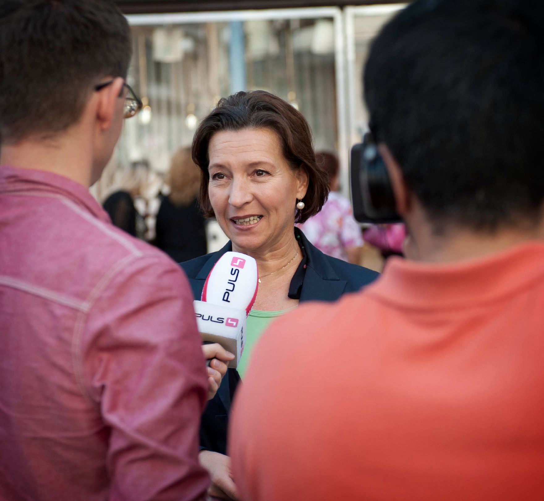 Am 4. Oktober 2011 nahm Frauenministerin Gabriele Heinisch-Hosek bei der Aktion "Frauen rechnen jetzt nach" in Wien teil.