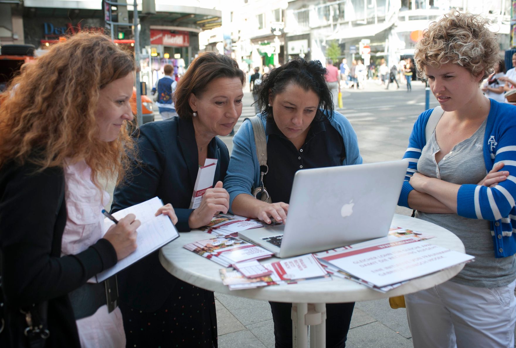 Am 4. Oktober 2011 nahm Frauenministerin Gabriele Heinisch-Hosek (2.v.l.) bei der Aktion "Frauen rechnen jetzt nach" in Wien teil.