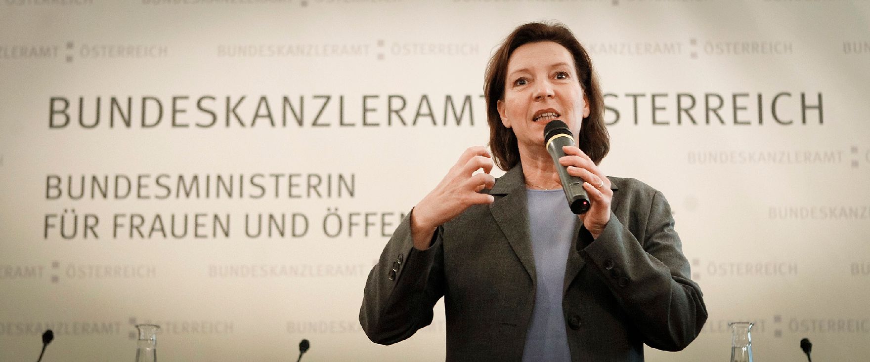 Am 5. Oktober 2012 eröffnete Bundesministerin Gabriele Heinisch-Hosek die Österreichpremiere des Trickfilms "Centrefold" im Frauenministerium.