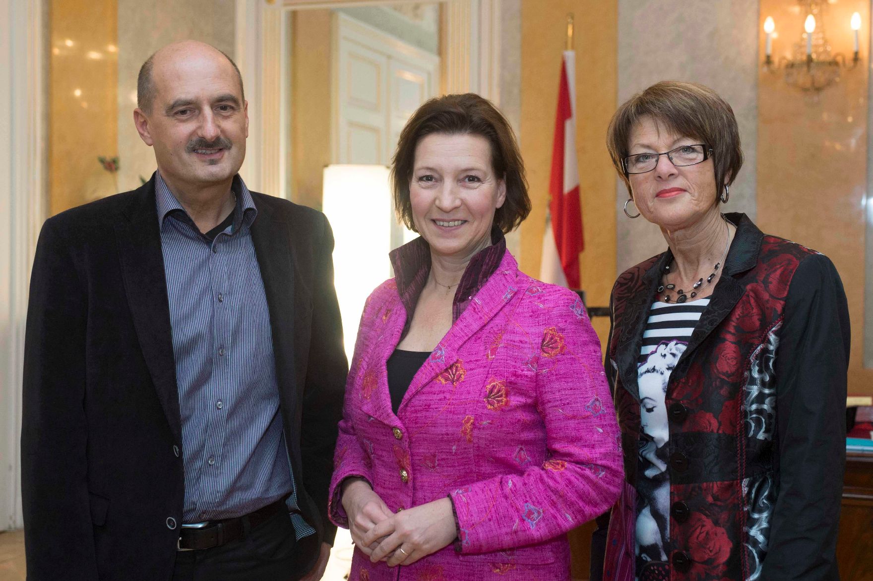 Am 19. November 2012 traf Frauenministerin Gabriele Heinisch-Hosek (m.) die GewinnerInnen der Frauenservicestelle Mattersburg.