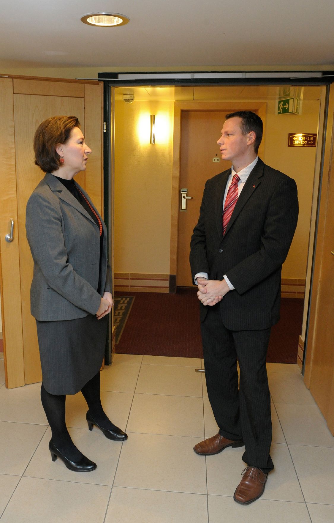 Am 3. Dezember 2012 besuchte Frauenministerin Gabriele Heinisch-Hosek (l.) im Rahmen der "16 Tage gegen Gewalt" das Austria Trend Hotel Ananas.