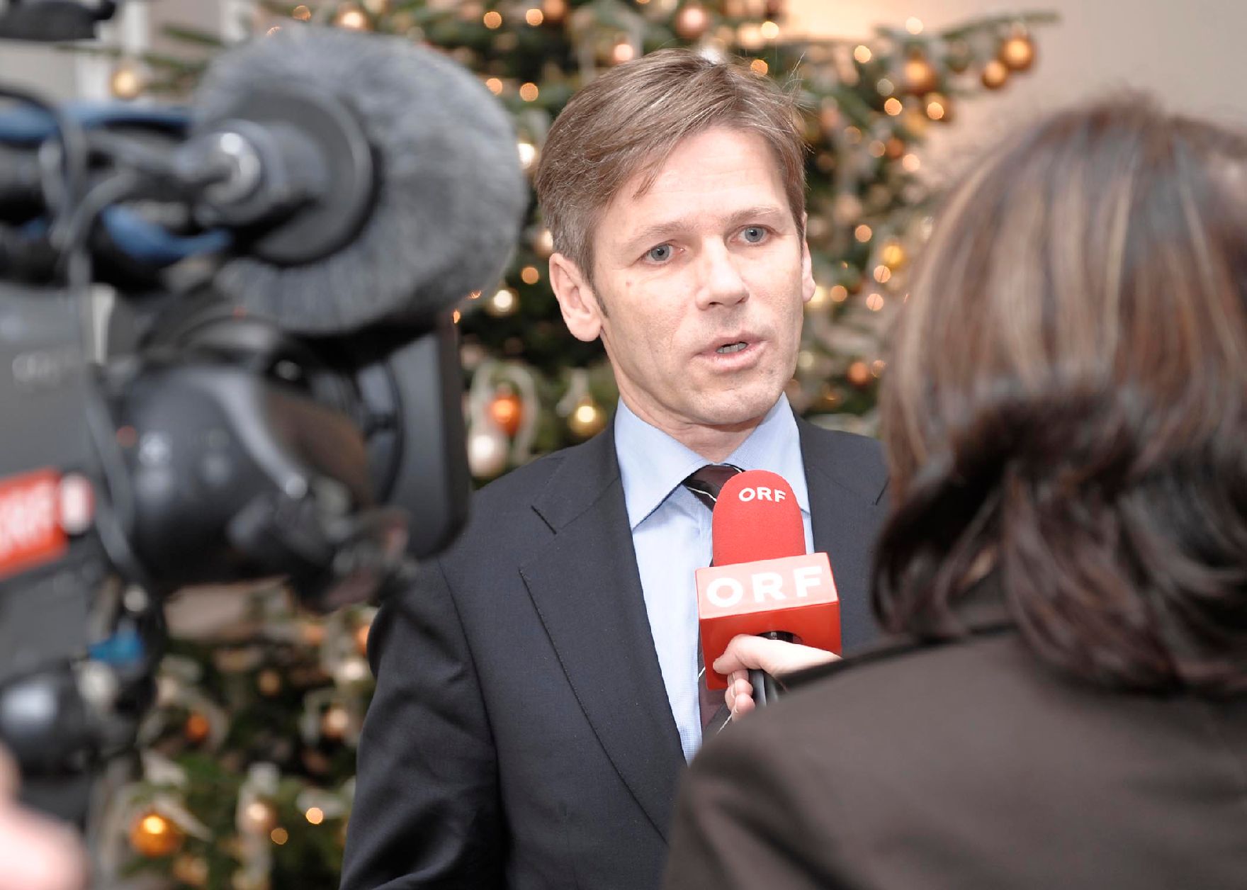Am 3. Dezember 2009 eröffnete Staatssekretär Josef Ostermayer die Enquete zur Reform des Volksgruppengesetzes im Bundeskanzleramt. Im Bild Staatssekretär Ostermayer im Interview mit dem ORF.