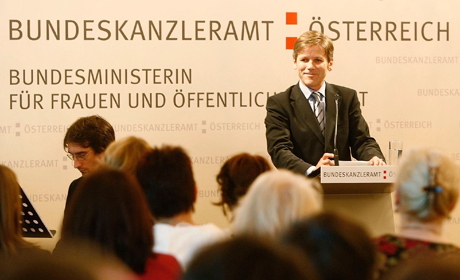 Am 12. Mai 2010 wurden im Bundeskanzleramt in Wien die Johanna-Dohnal-Förderpreise an Dissertantinnen und Diplomandinnen, die ein technisches und/oder feministisches Studium absolvieren verliehen. Im Bild Staatssekretär Josef Ostermayer.