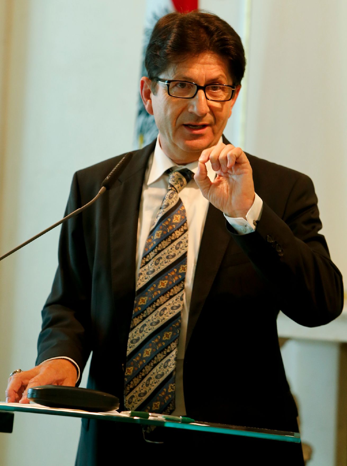 Am 19. Juli 2013 überreichte Staatssekretär Josef Ostermayer das Goldene Ehrenzeichen für Verdienste um die Republik Österreich an Michael Kerbler (im Bild), Leiter der Ö1-Sendereihe "Im Gespräch".