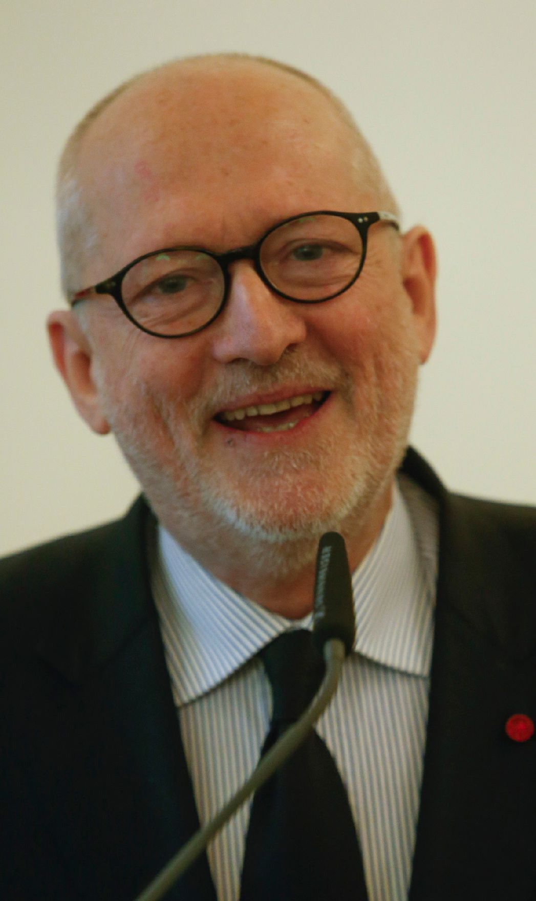 Am 12. Dezember 2014 überreichte Kunst- und Kulturminister Josef Ostermayer das Österreichische Ehrenkreuz für Wissenschaft und Kunst I. Klasse an Lóránd Hegyi (im Bild).