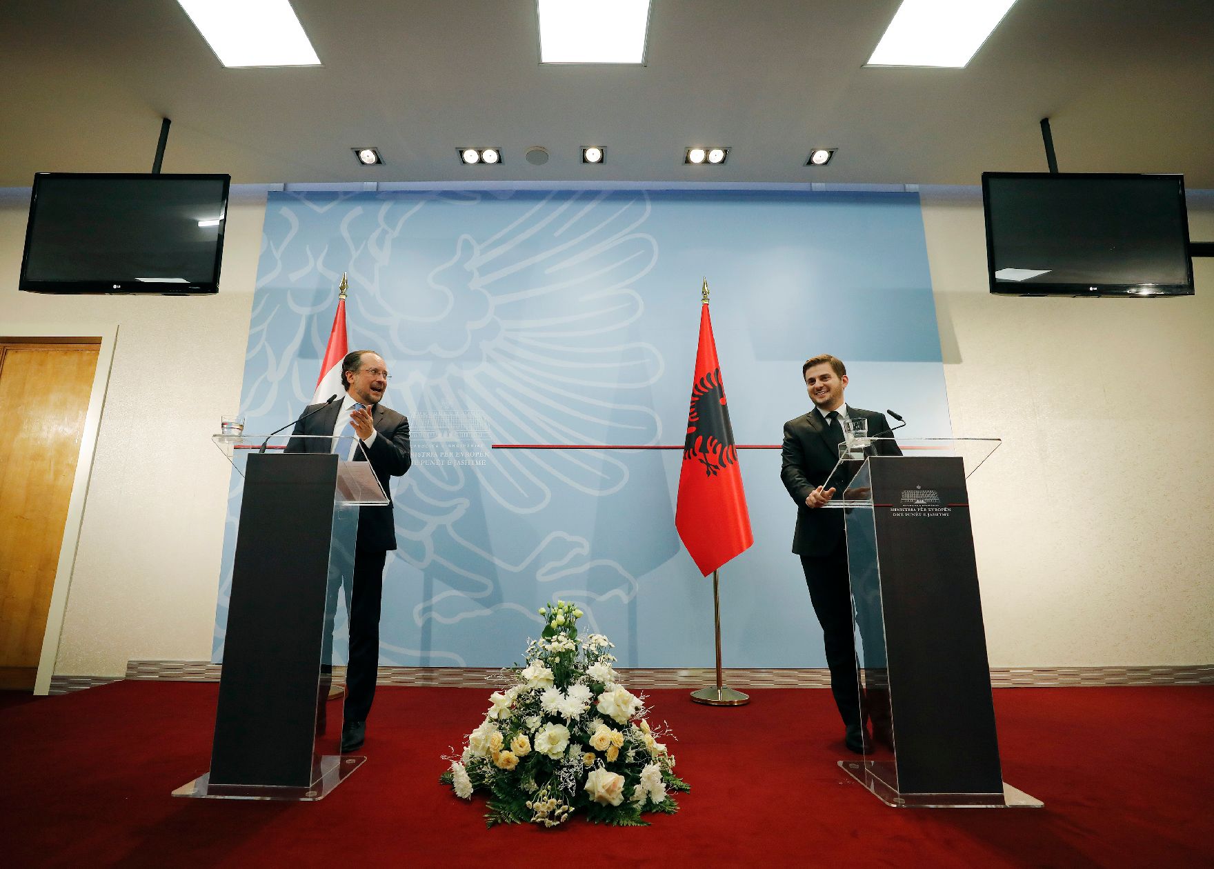 Am 8. Oktober 2019 reiste Bundesminister Alexander Schallenberg (l.) nach Albanien.Im Bild mit dem albaischen Außenminister Gent Cakaj (r.) bei der Pressekonferenz.