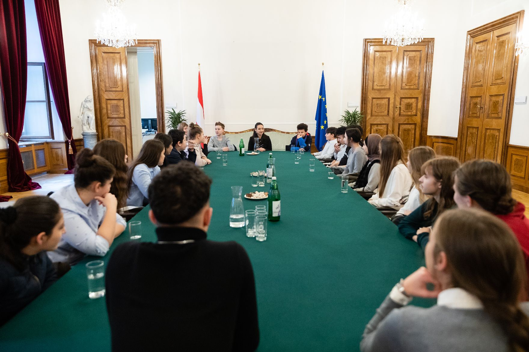 Am 18. Dezember 2019 empfing Bundesministerin Ines Stilling (m.) Schülerinnen und Schüler aus Amstetten.