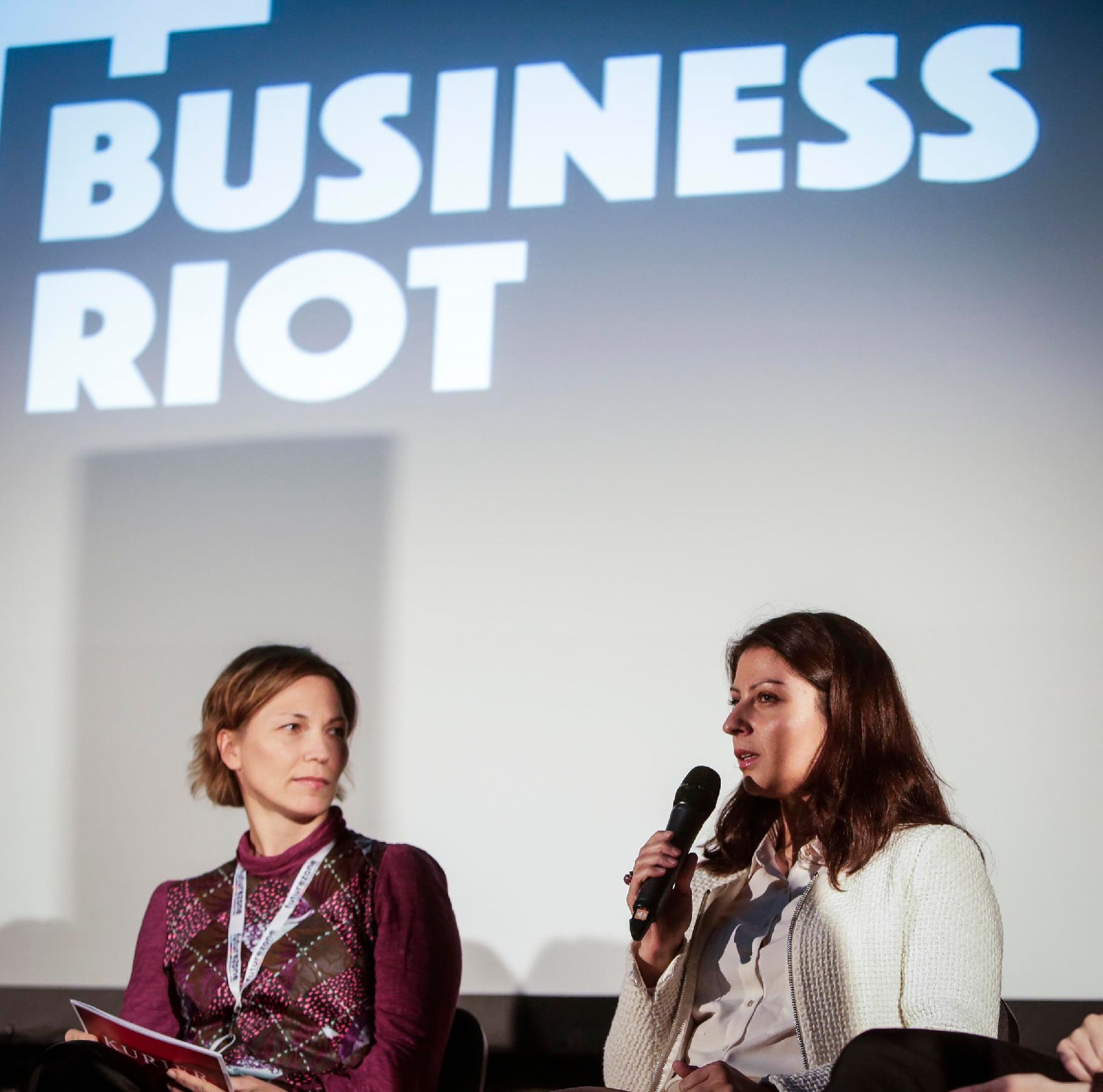 Am 20. Oktober 2016 nahm Staatssekretärin Muna Duzdar (r.) an der KURIER Diskussion Business Riot Festival 2016 zum Thema Gegen Hass im Netz teil.