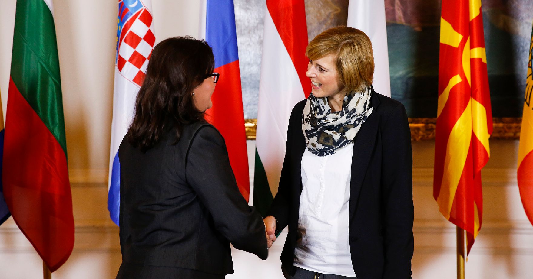Am 24. November 2014 begrüßte Staatssekretärin Sonja Steßl (r.) die Delegationsleiter der Mitgliedstaaten der Zentraleuropäischen Initiative (ZEI) im Bundeskanzleramt. Im Bild mit der Botschafterin von Rumänien Silvia Davidoiu (l.).
