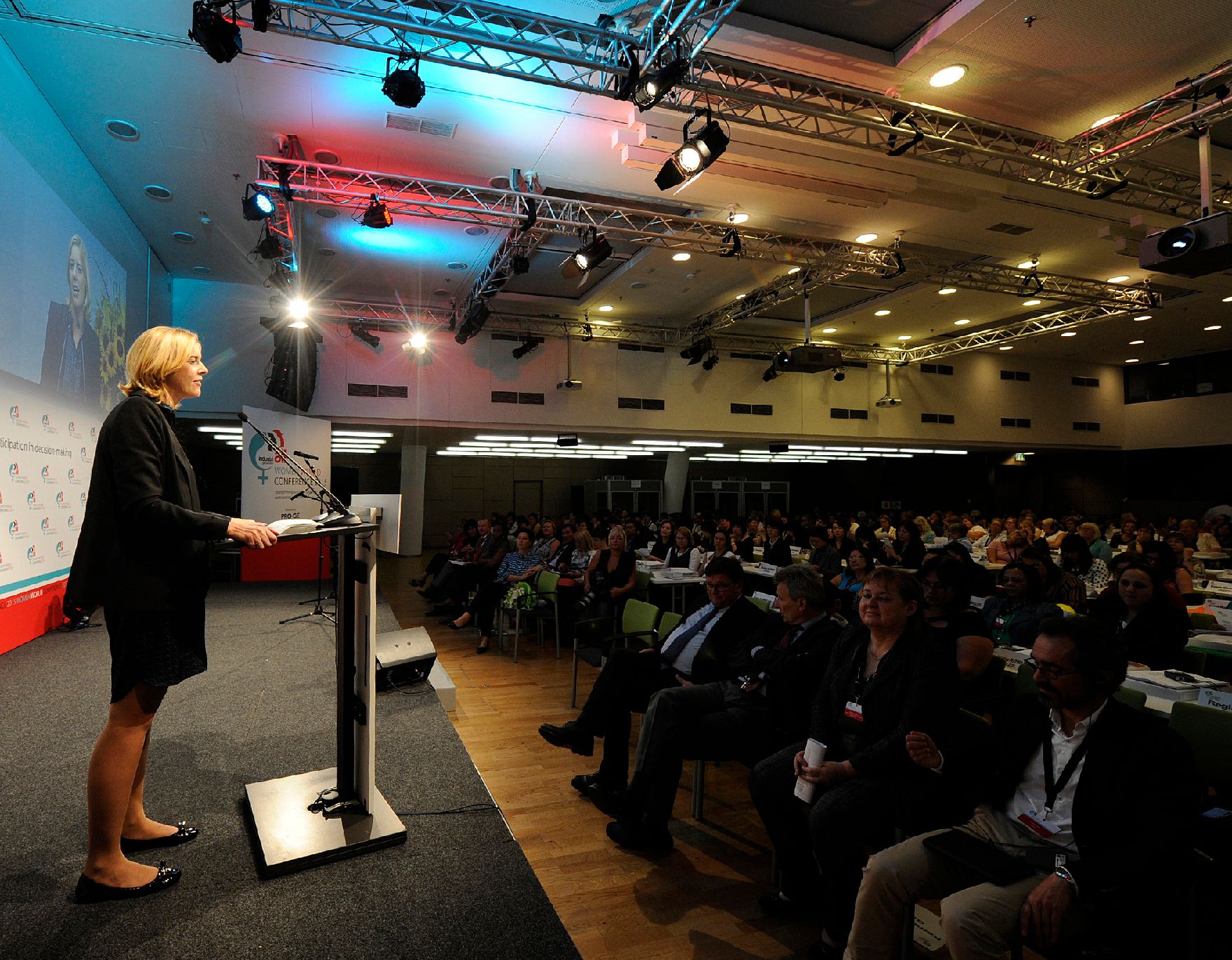 Am 14. September 2015 hielt Staatssekretärin Sonja Steßl (im Bild) ihr Eröffnungsstatement bei der IndustriALL Global Union Weltfrauenkonferenz.
