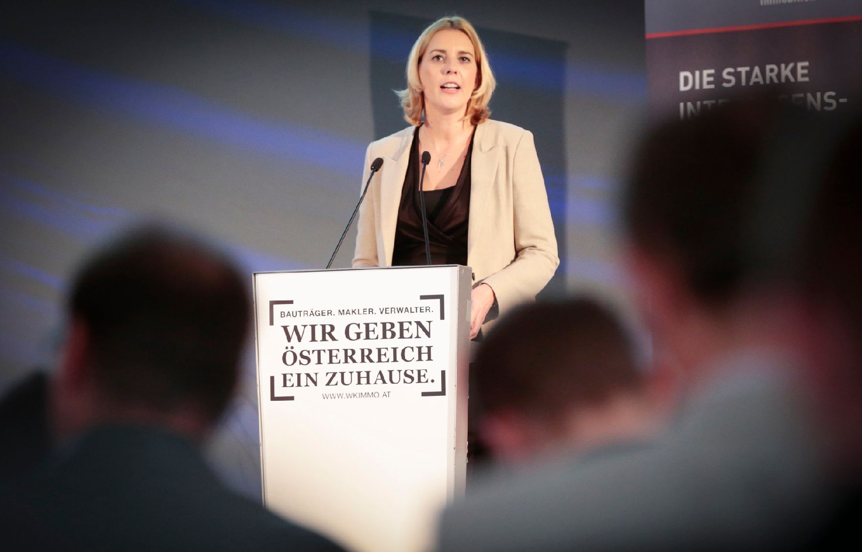 Am 22. September 2015 fand ein Festakt anlässlich des 42. Bundestags der Immobilien- und Vermögenstreuhänder in der Aula der Wissenschaften statt. Im Bild Staatssekretärin Sonja Steßl bei ihrer Festrede.