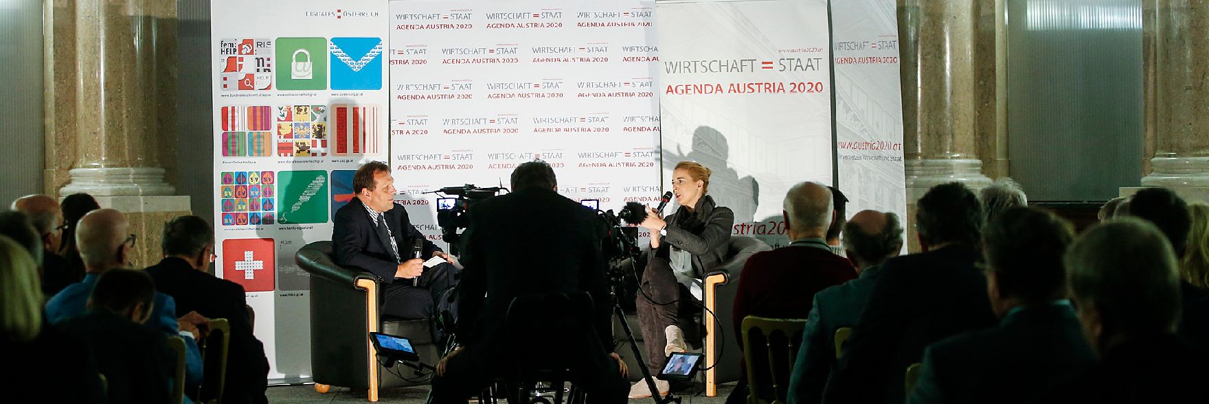 Am 29. September 2015 nahm Staatssekräterin Sonja Steßl (r.) am Agenda Austria 2020 Business Talk teil. Im Bild mit dem Leiter des Bereiches IKT-Strategie des Bundes, Roland Ledinger (l.).